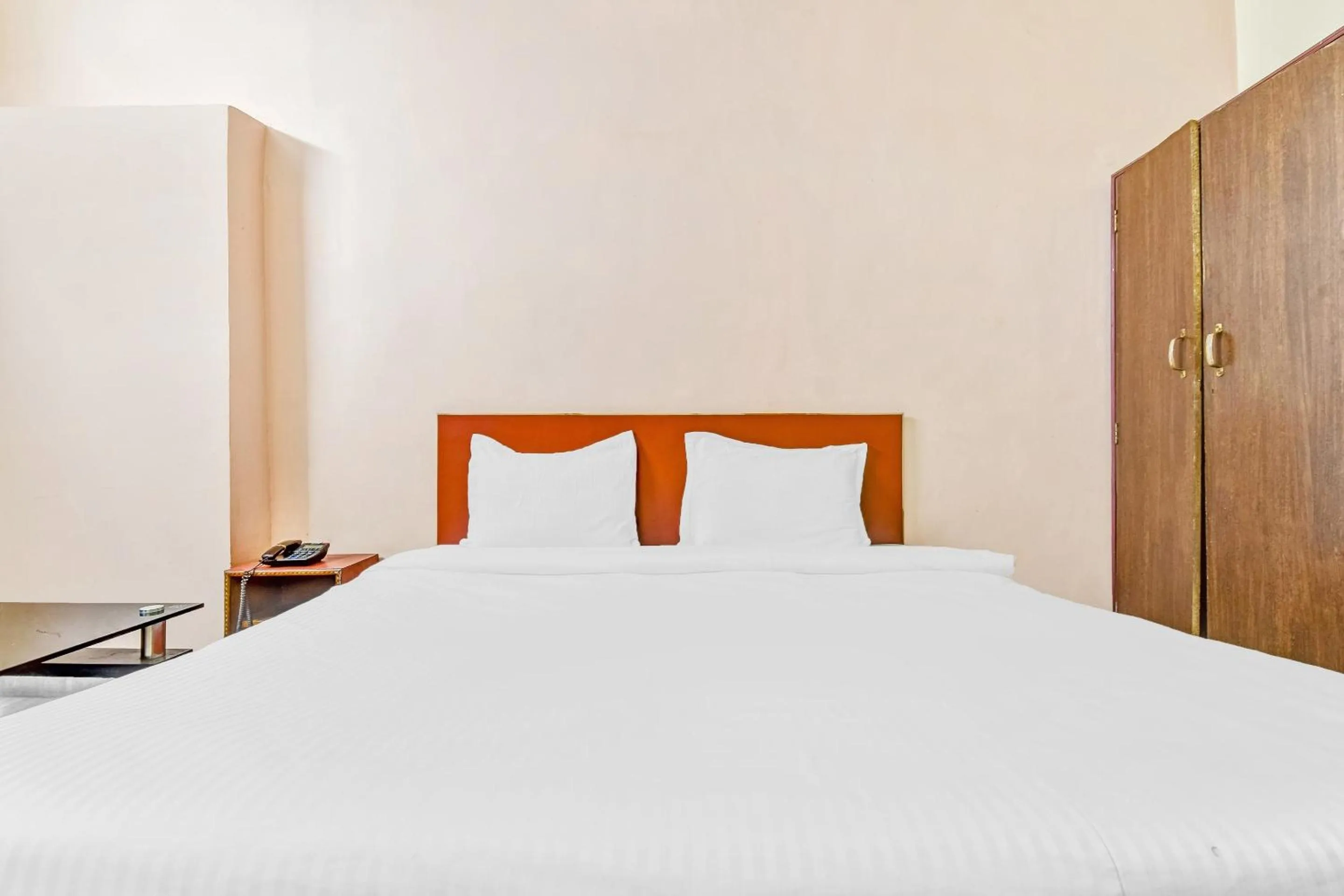 Bedroom in Capital O Honey Hotel