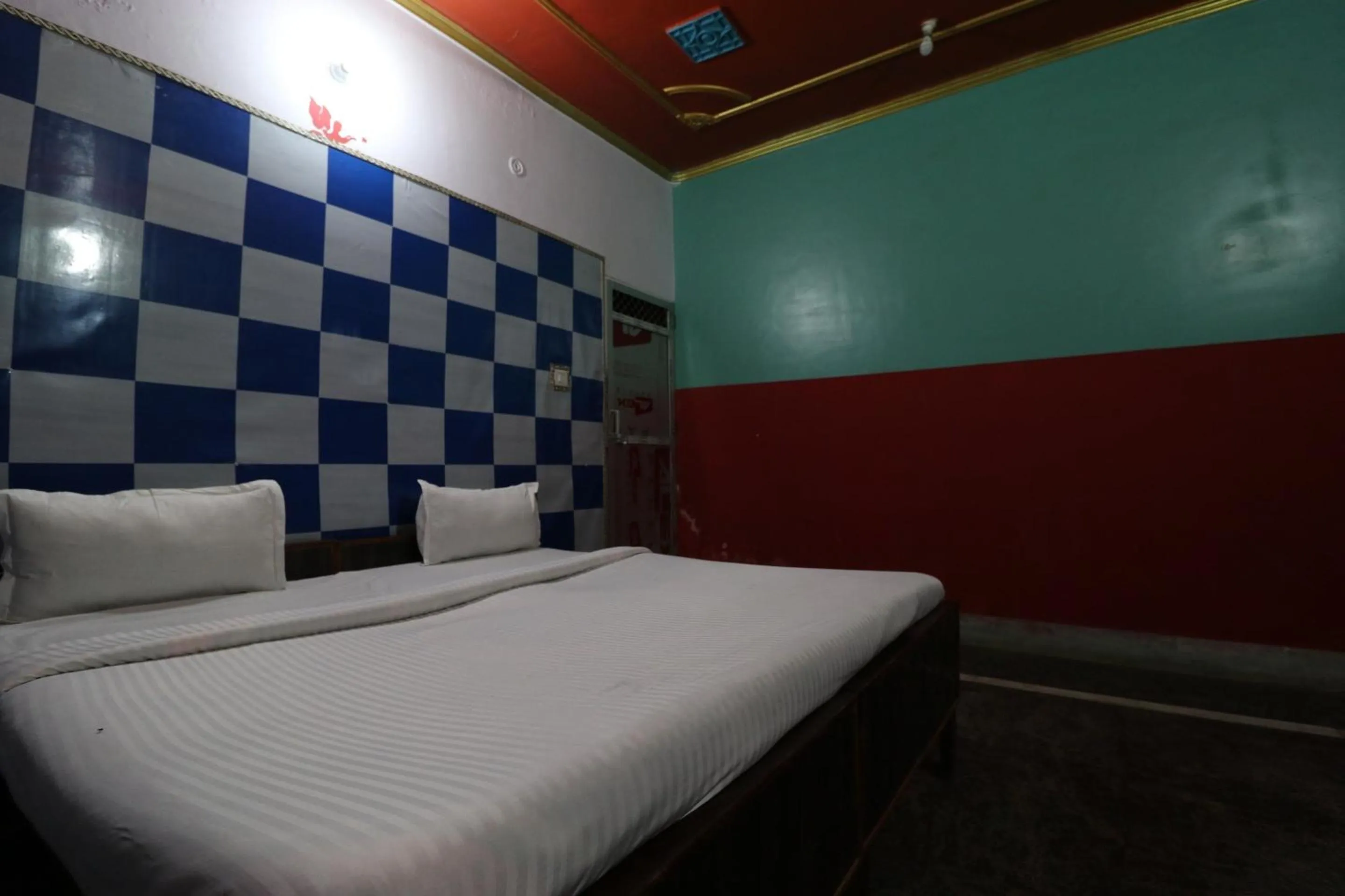 Bedroom in Capital O Honey Hotel