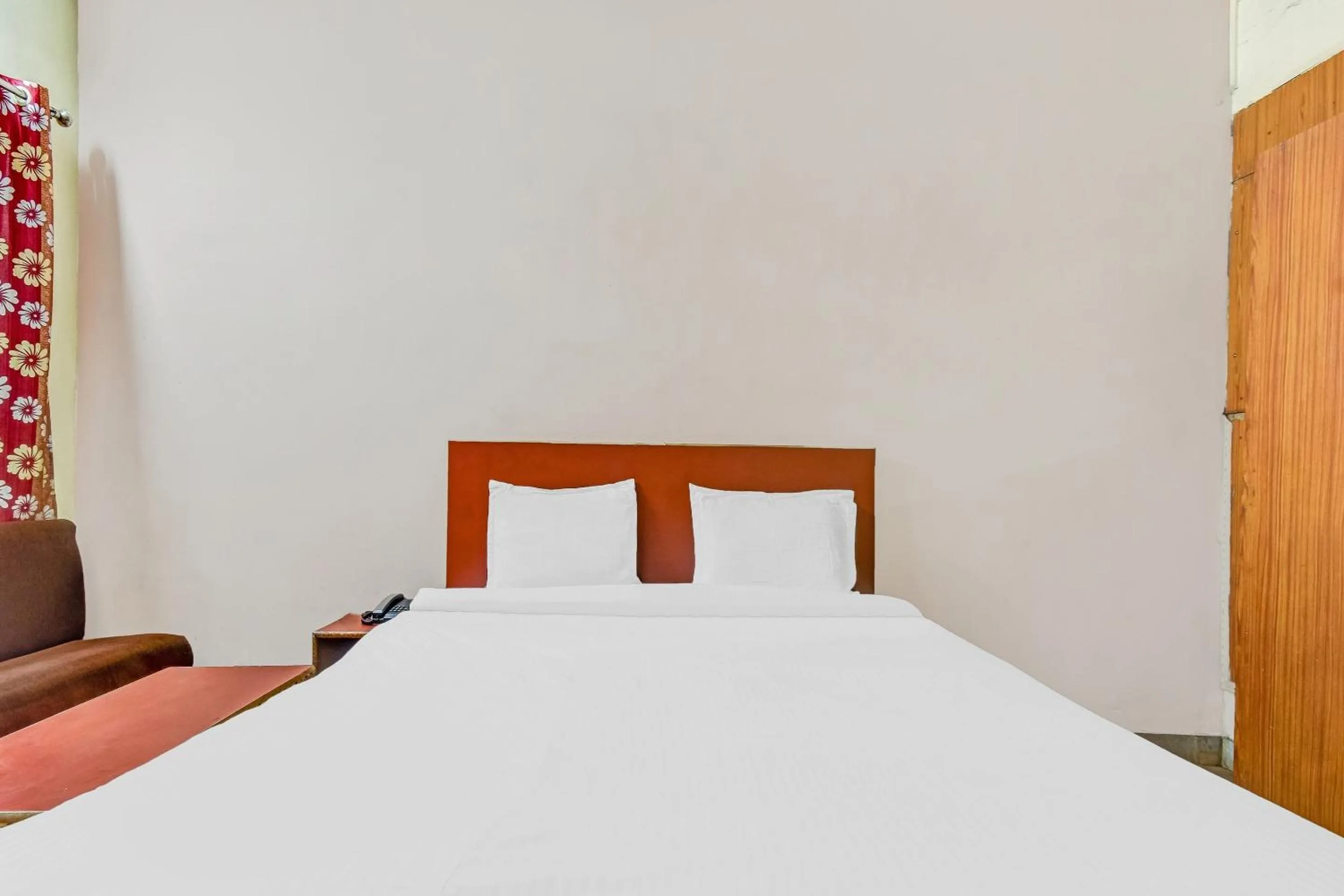 Bedroom in Capital O Honey Hotel