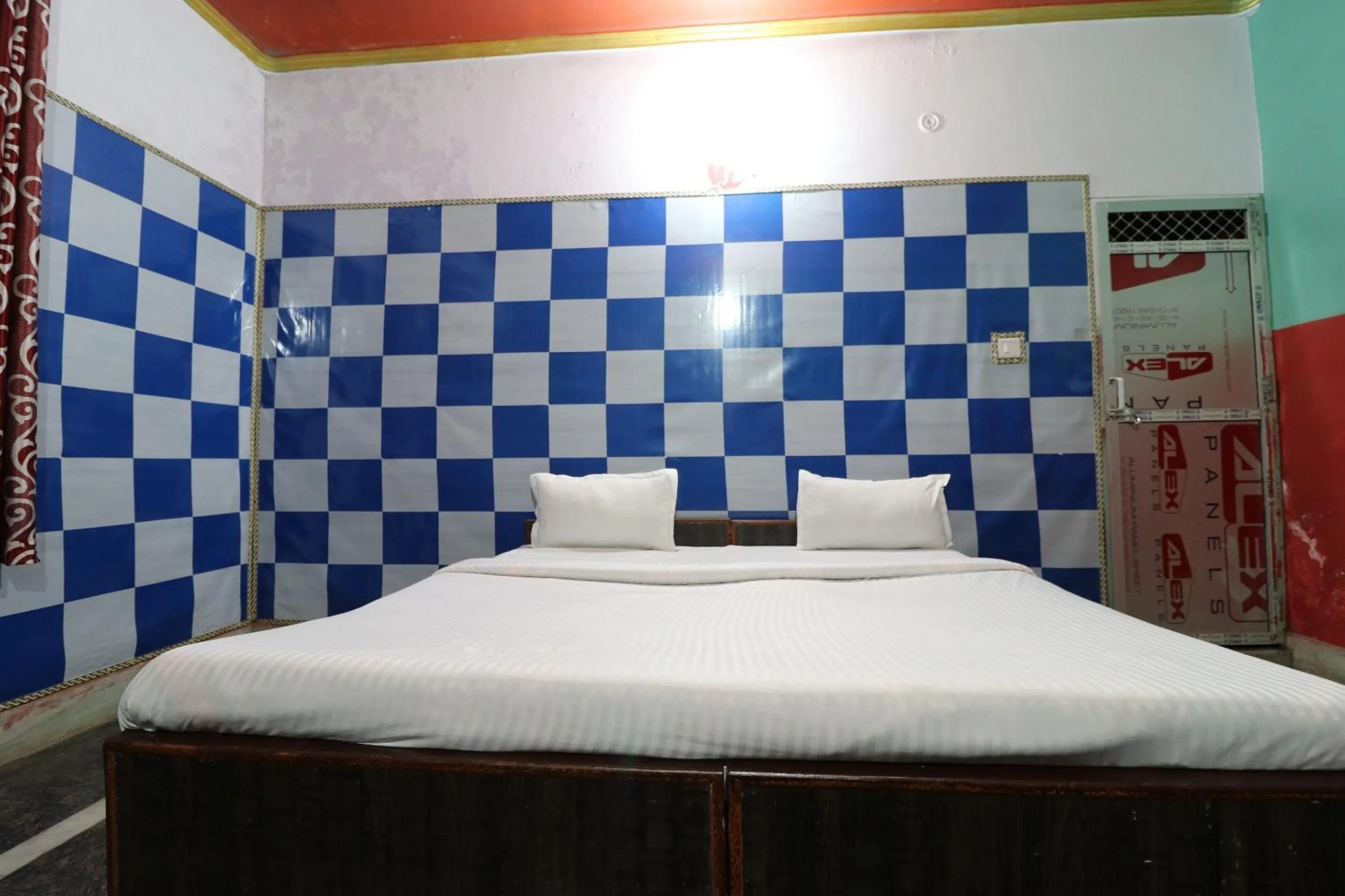 Bedroom in Capital O Honey Hotel