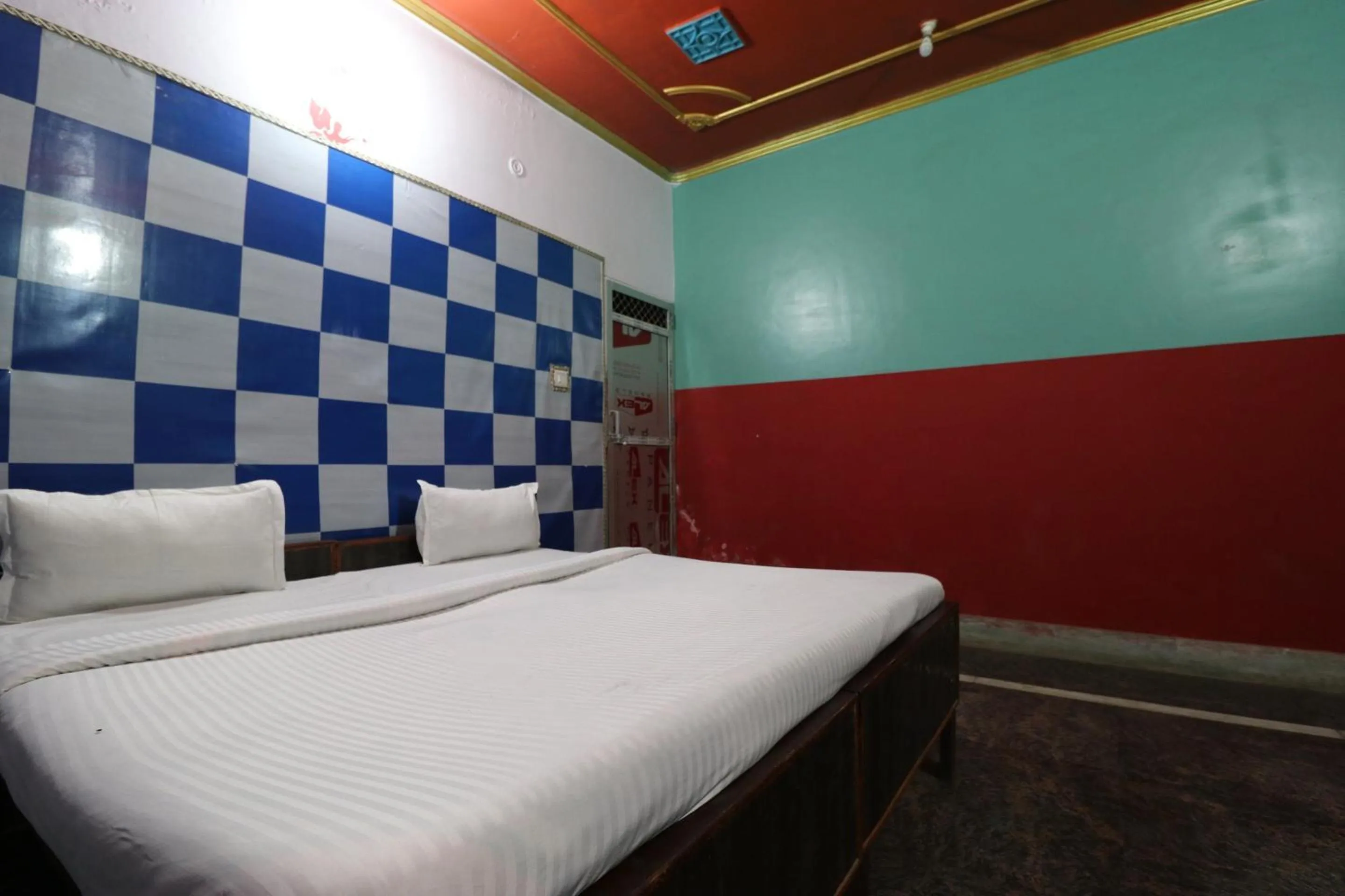 Bedroom in Capital O Honey Hotel