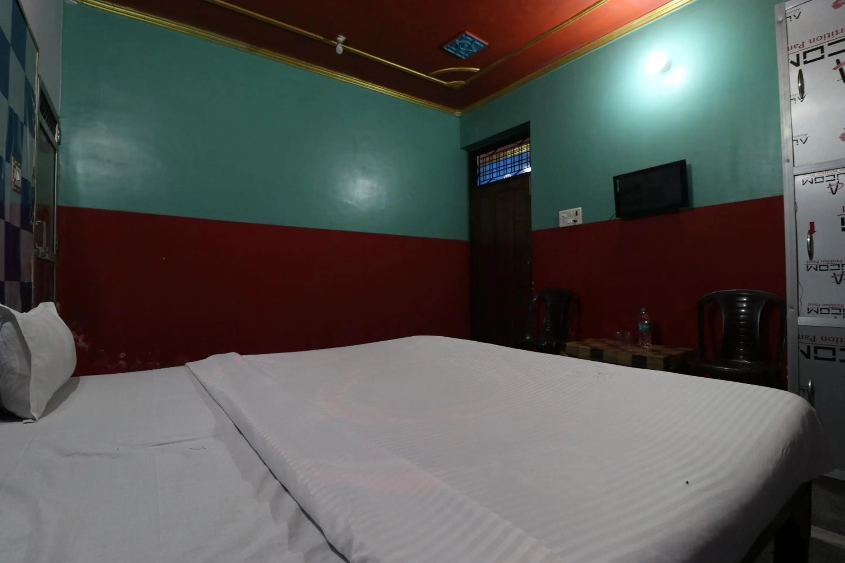 Bedroom in Capital O Honey Hotel