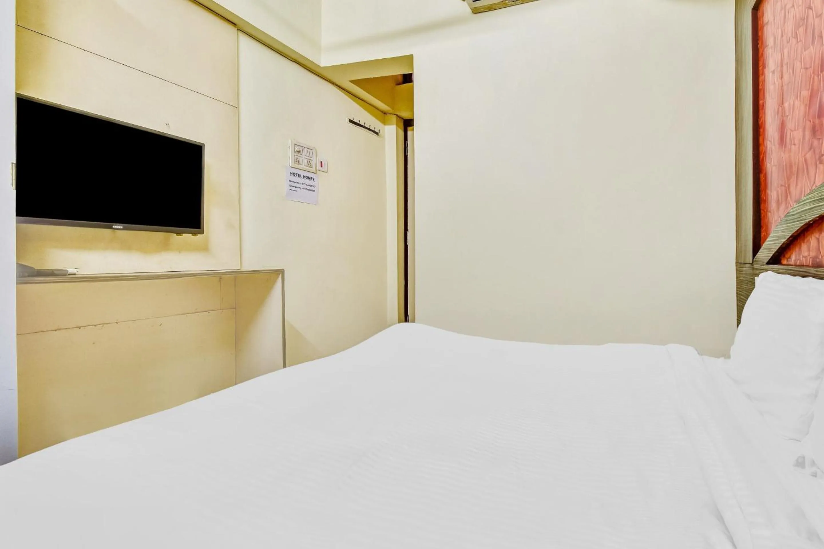 Bedroom in Capital O Honey Hotel