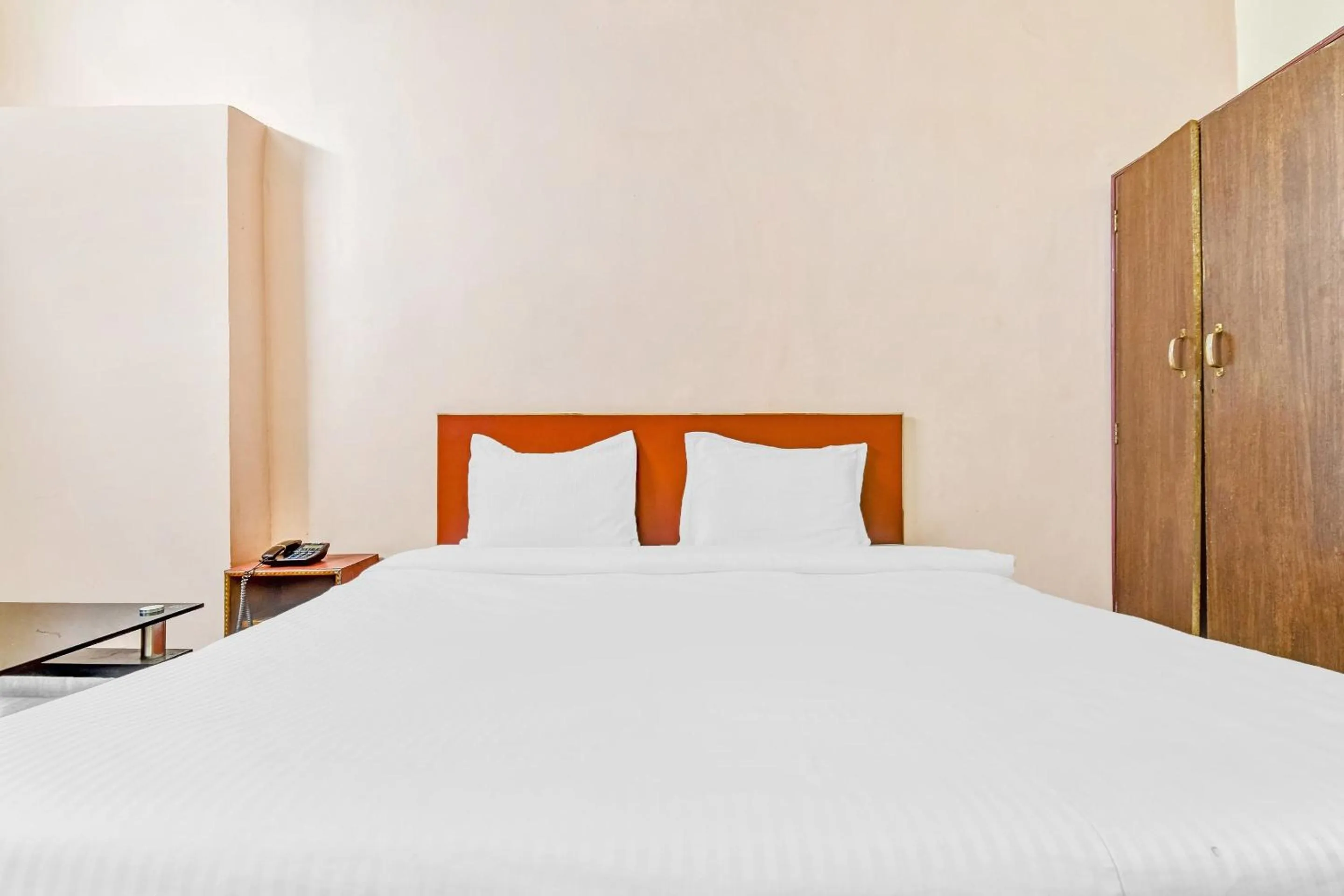 Bedroom in Capital O Honey Hotel