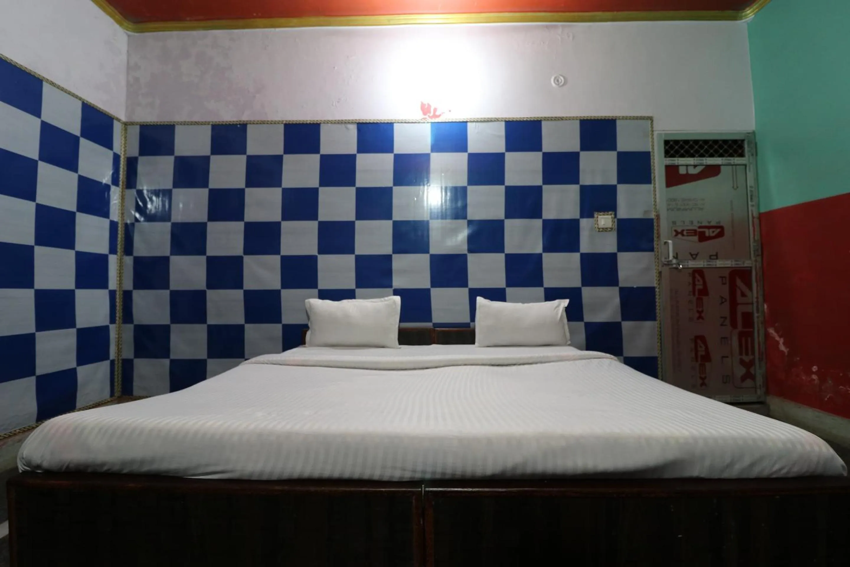 Bedroom in Capital O Honey Hotel