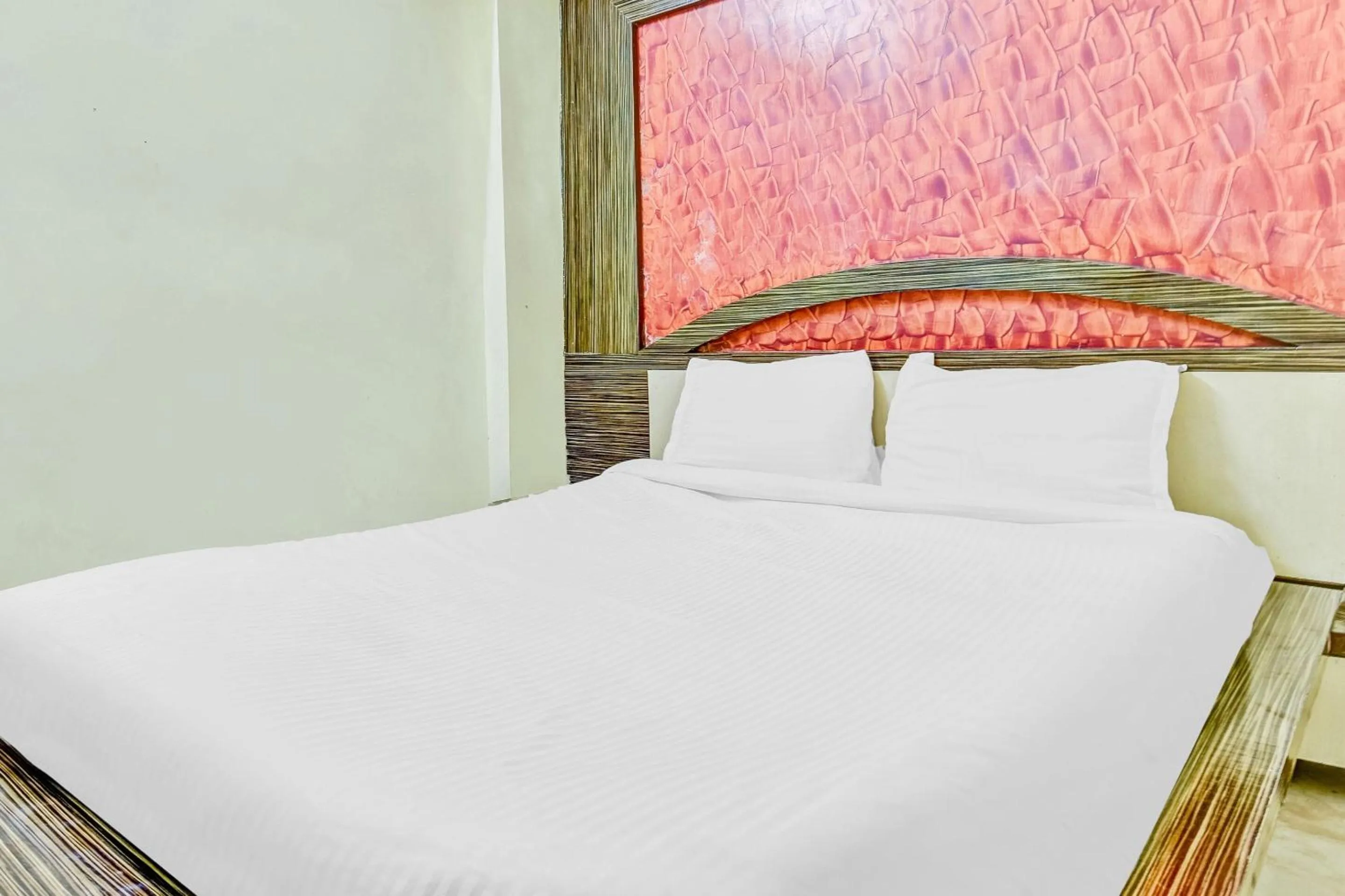 Bedroom in Capital O Honey Hotel