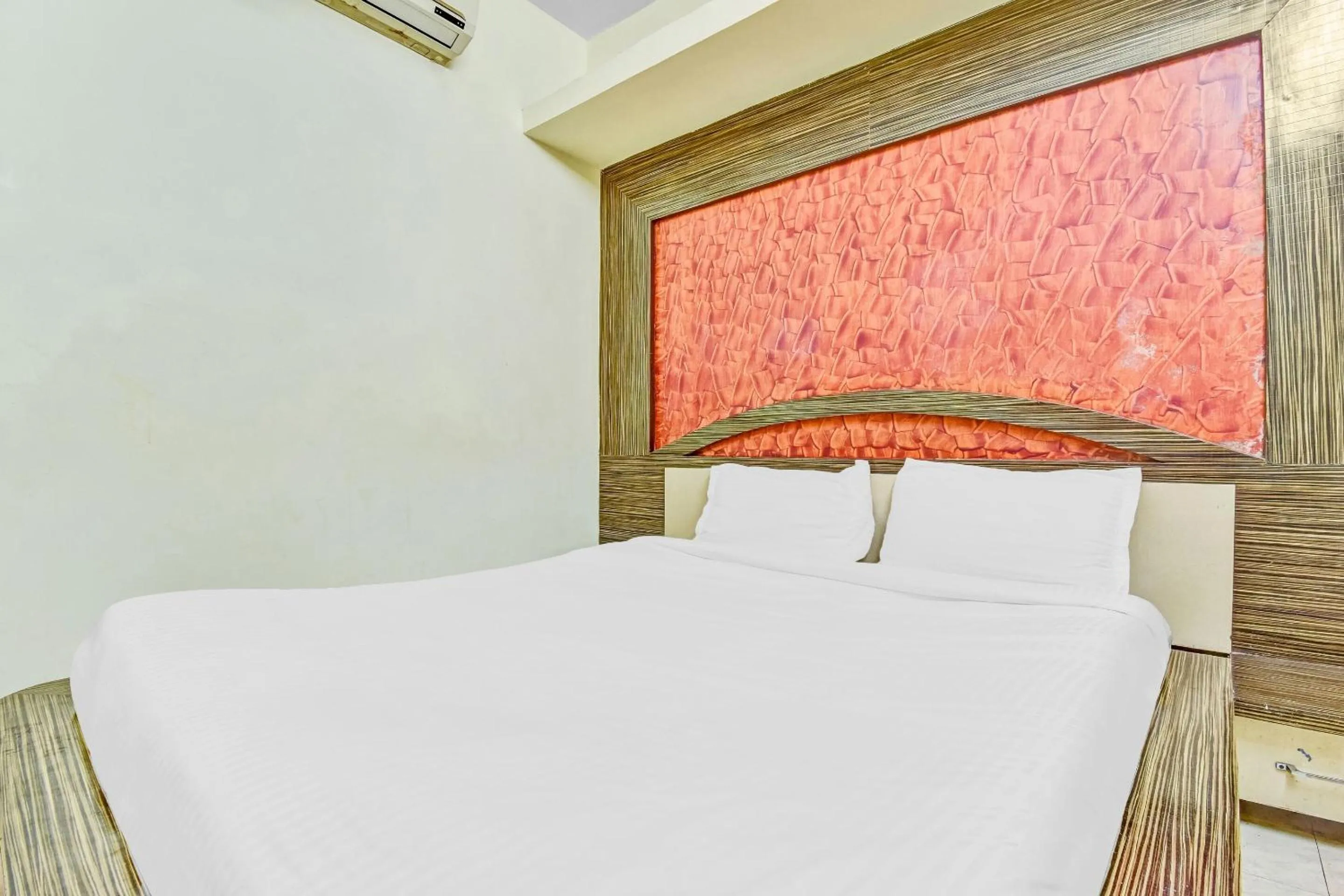 Bedroom in Capital O Honey Hotel