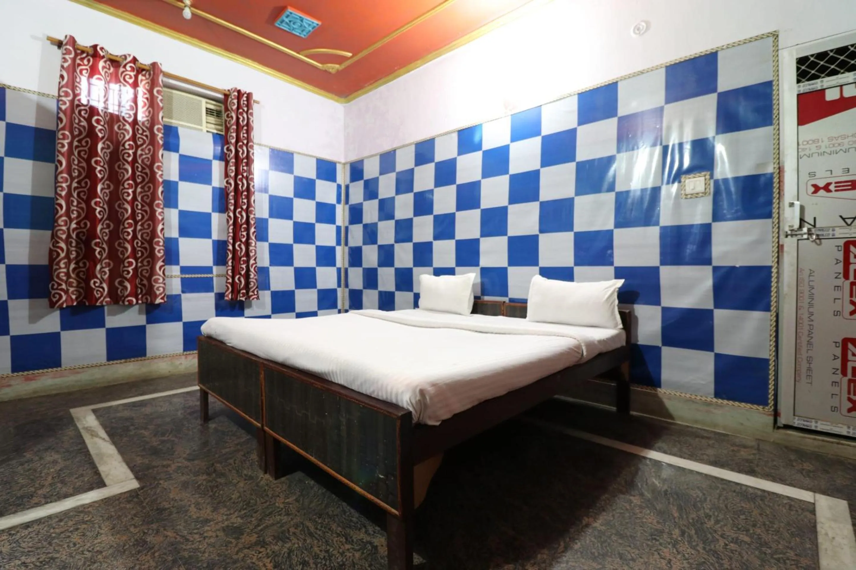 Bedroom in Capital O Honey Hotel