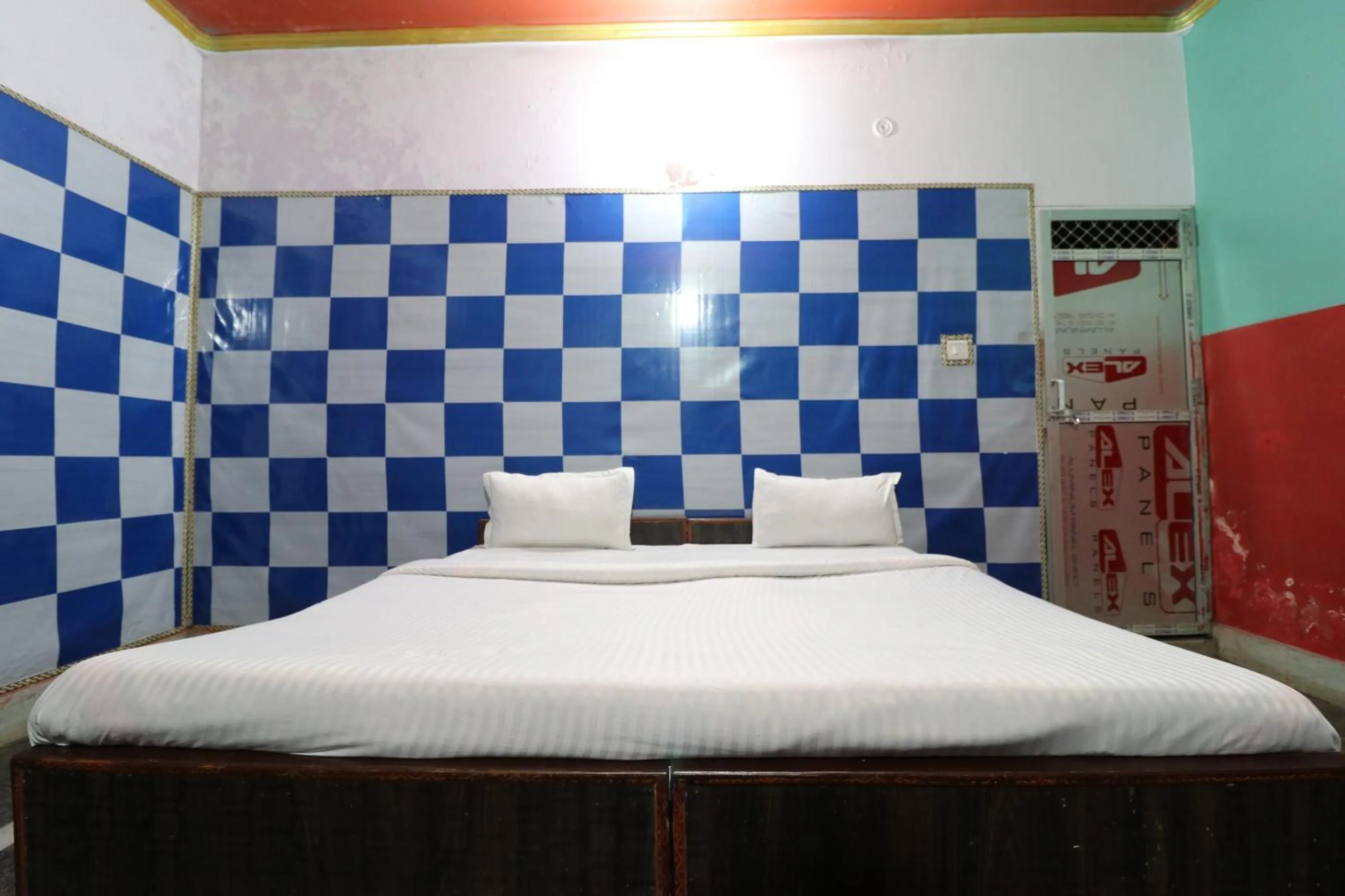 Bedroom in Capital O Honey Hotel