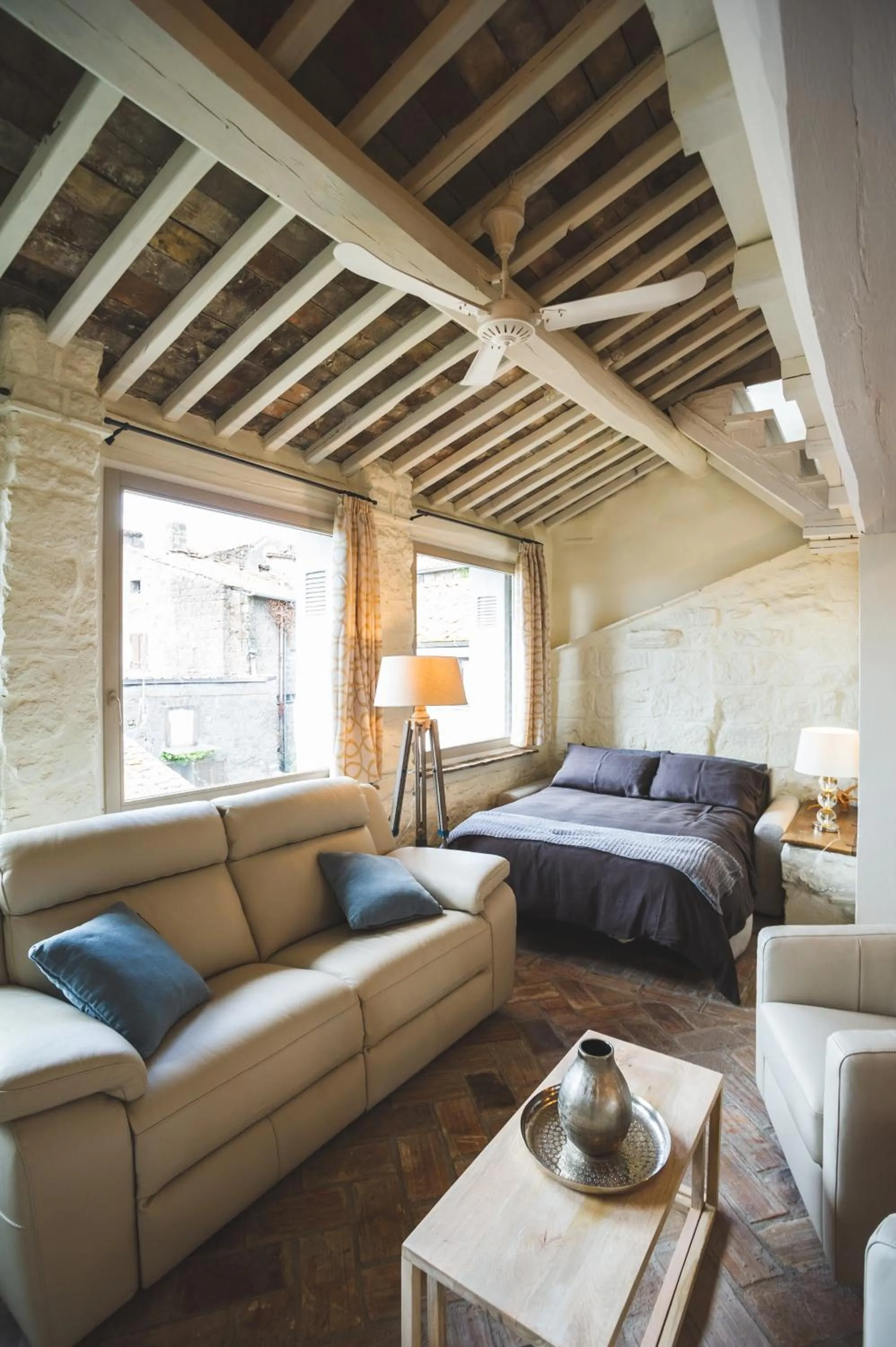 Living room, Bed in La Suite del Borgo