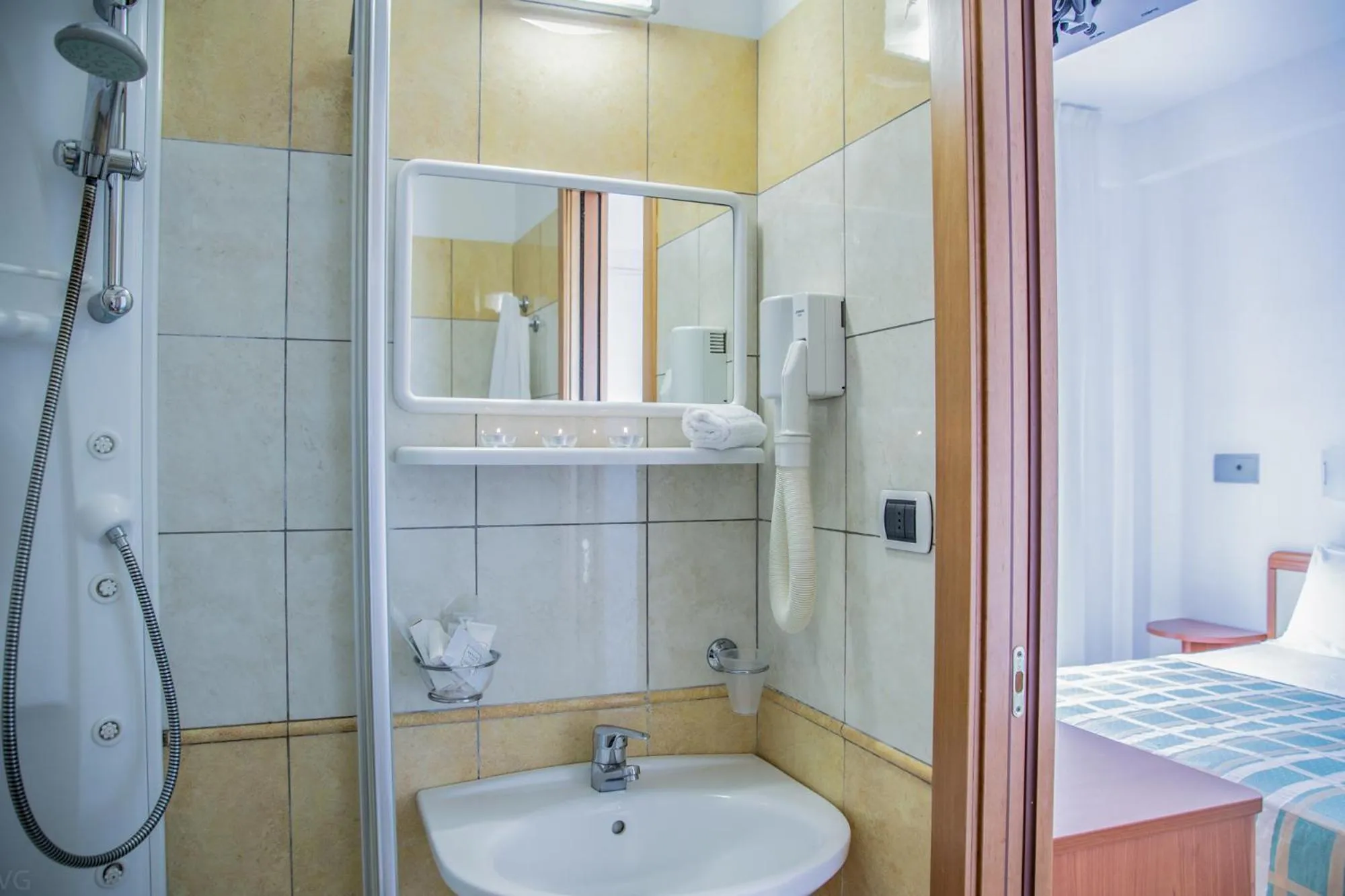 Shower, Bed in Hotel Sultano