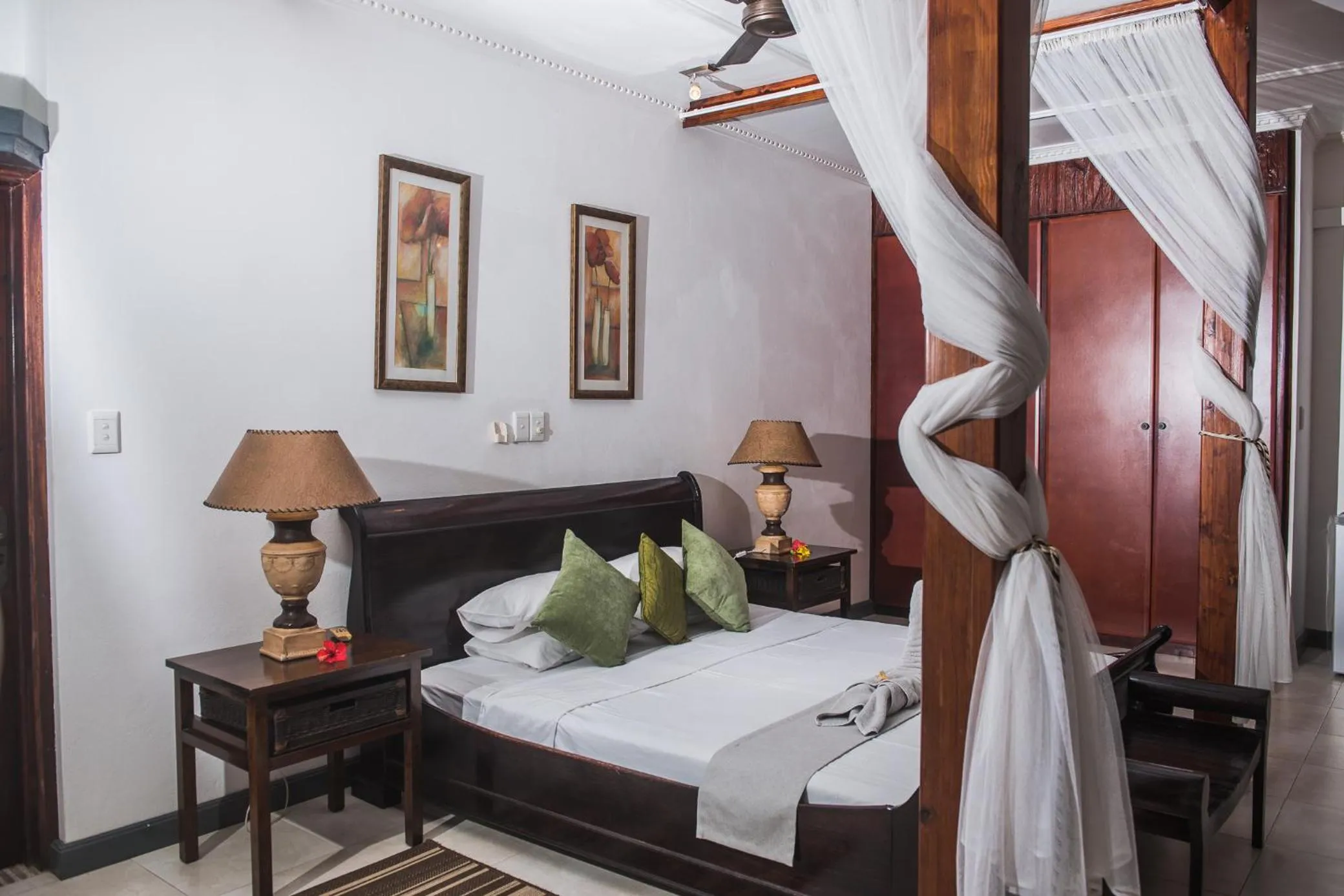 Property building, Bed in Hotel Chateau St Cloud