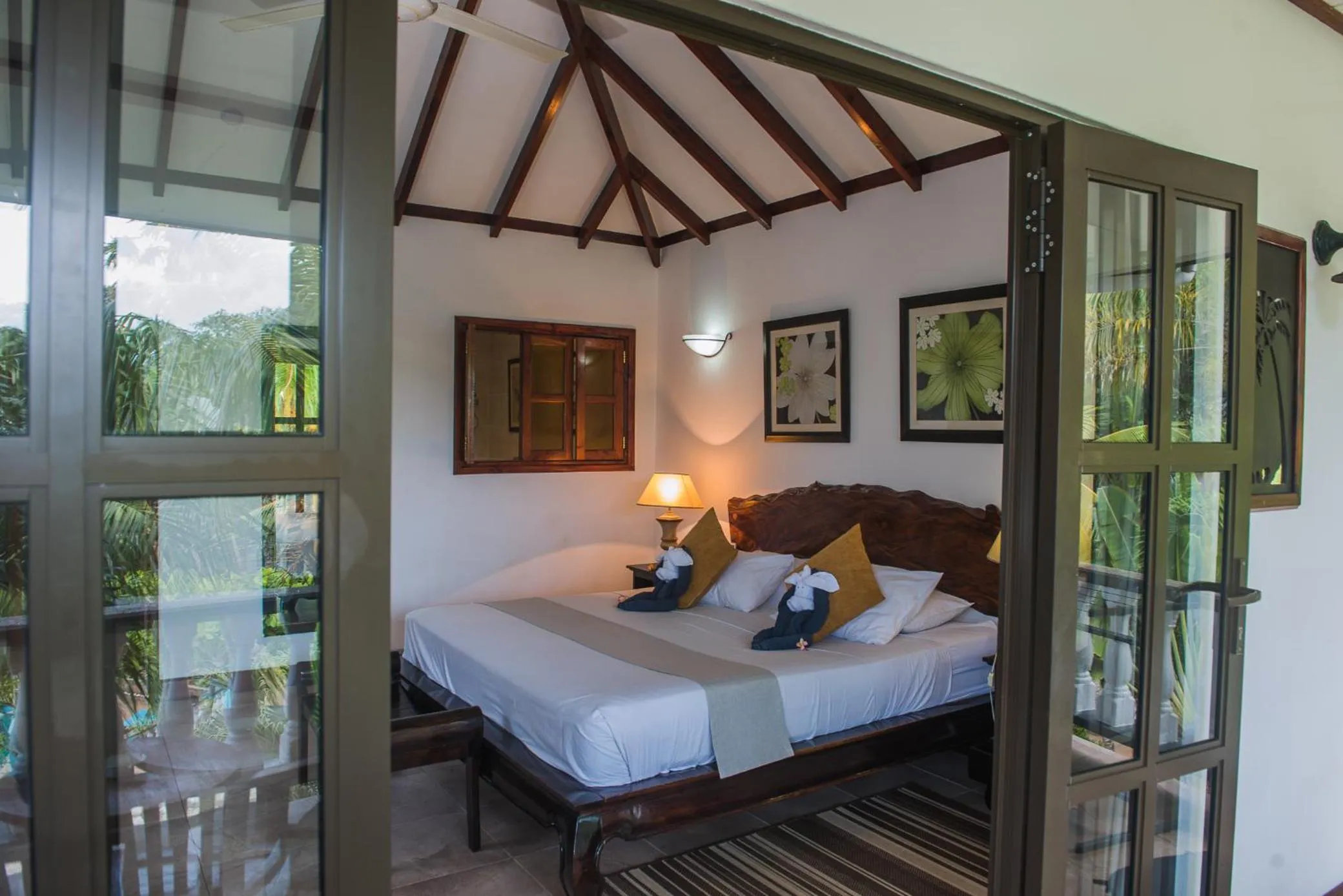 Property building, Bed in Hotel Chateau St Cloud