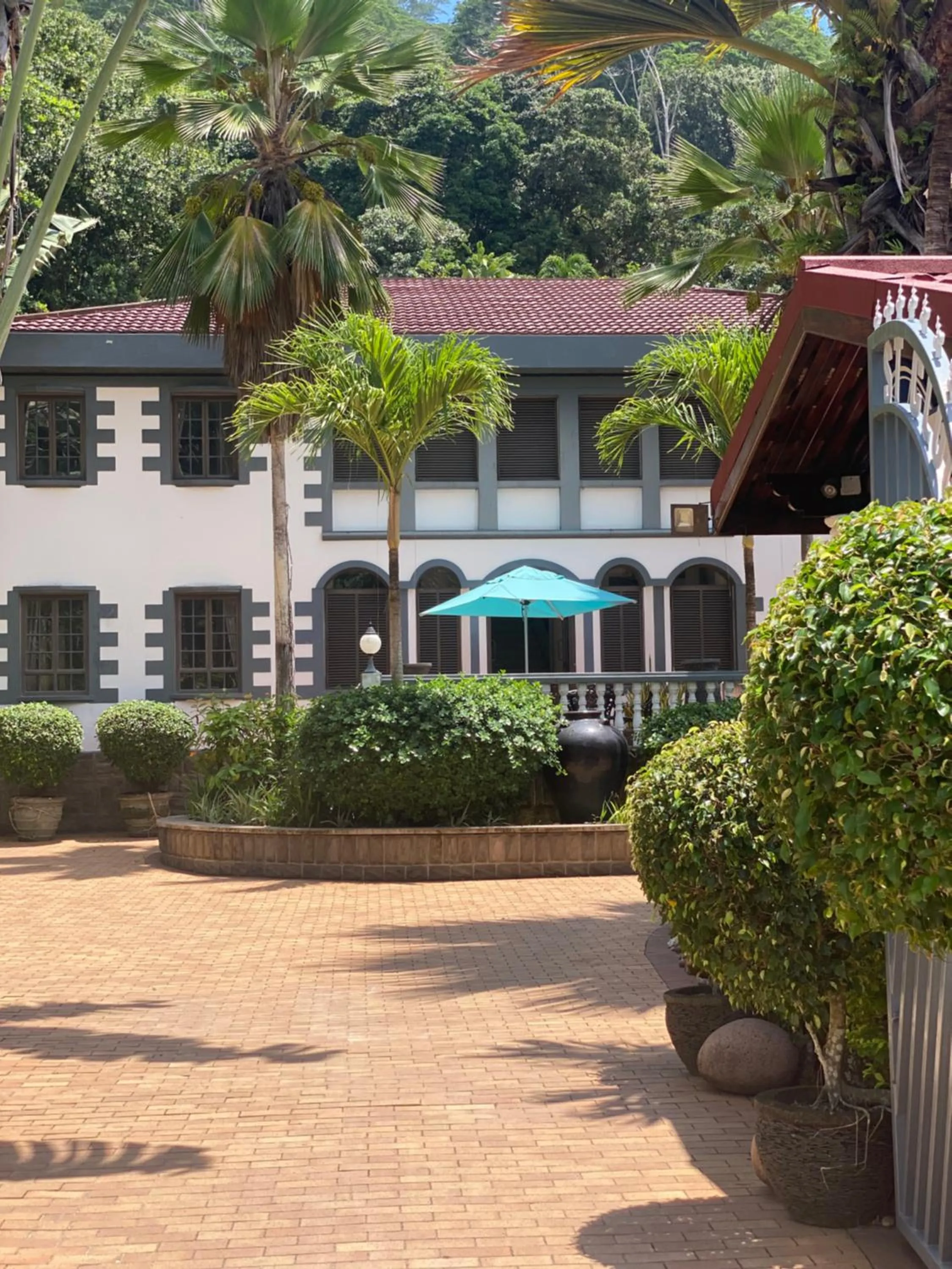 Property building in Hotel Chateau St Cloud