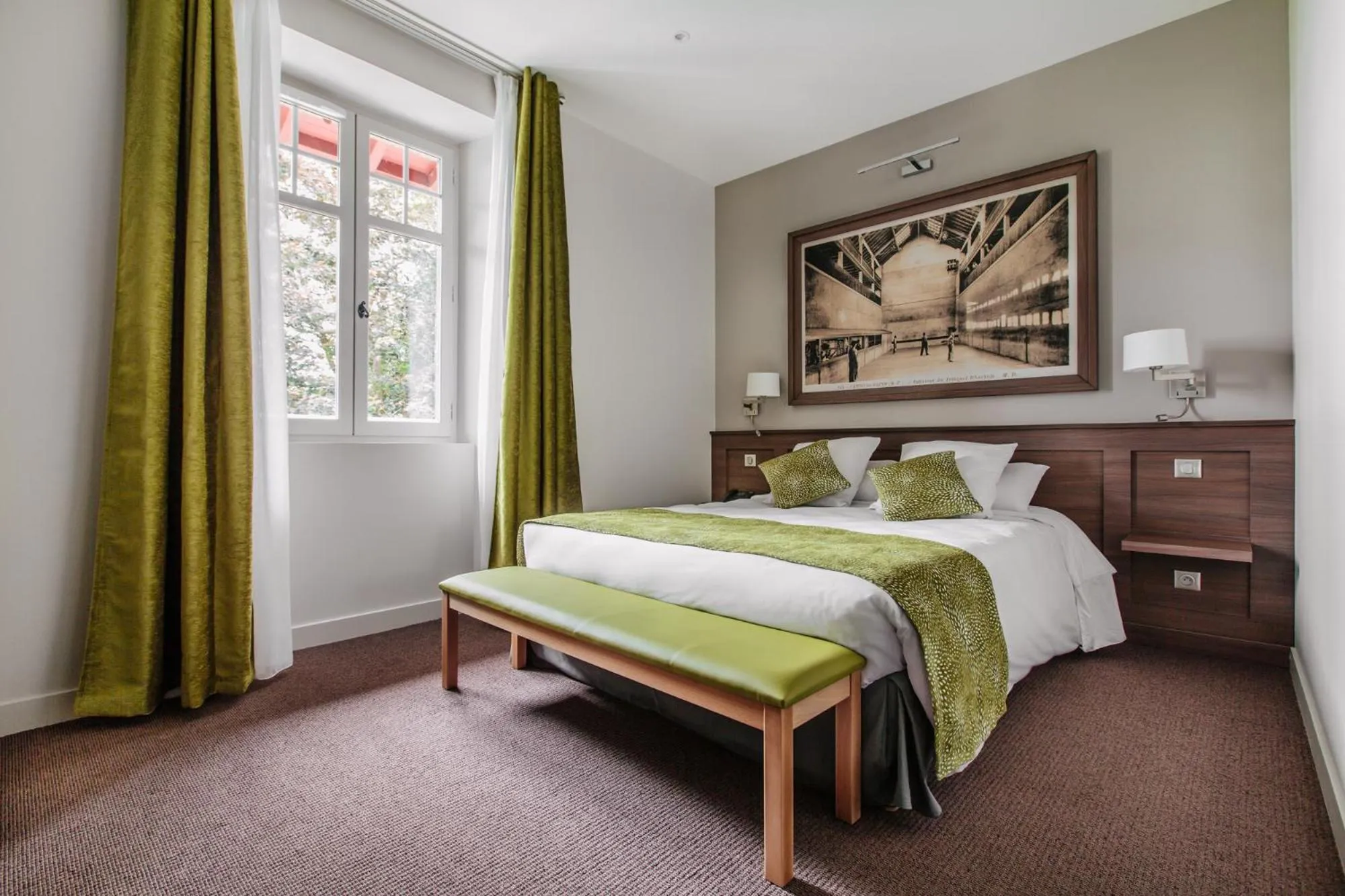 Day, Bed in Hotel-Café du Trinquet