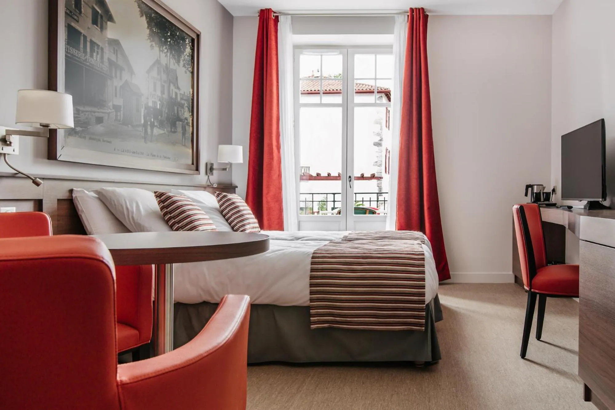 Day, Bed in Hotel-Café du Trinquet