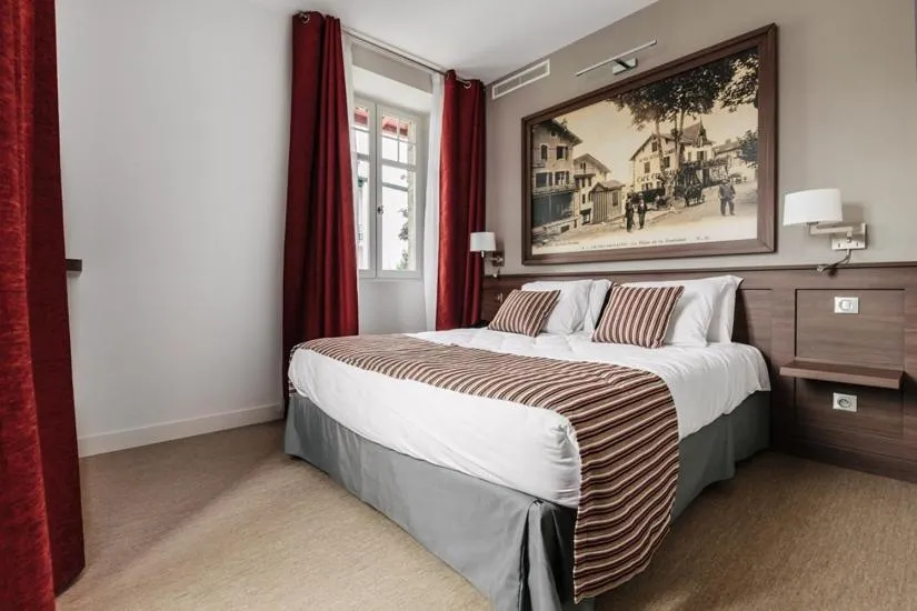 Bedroom, Bed in Hotel-Café du Trinquet