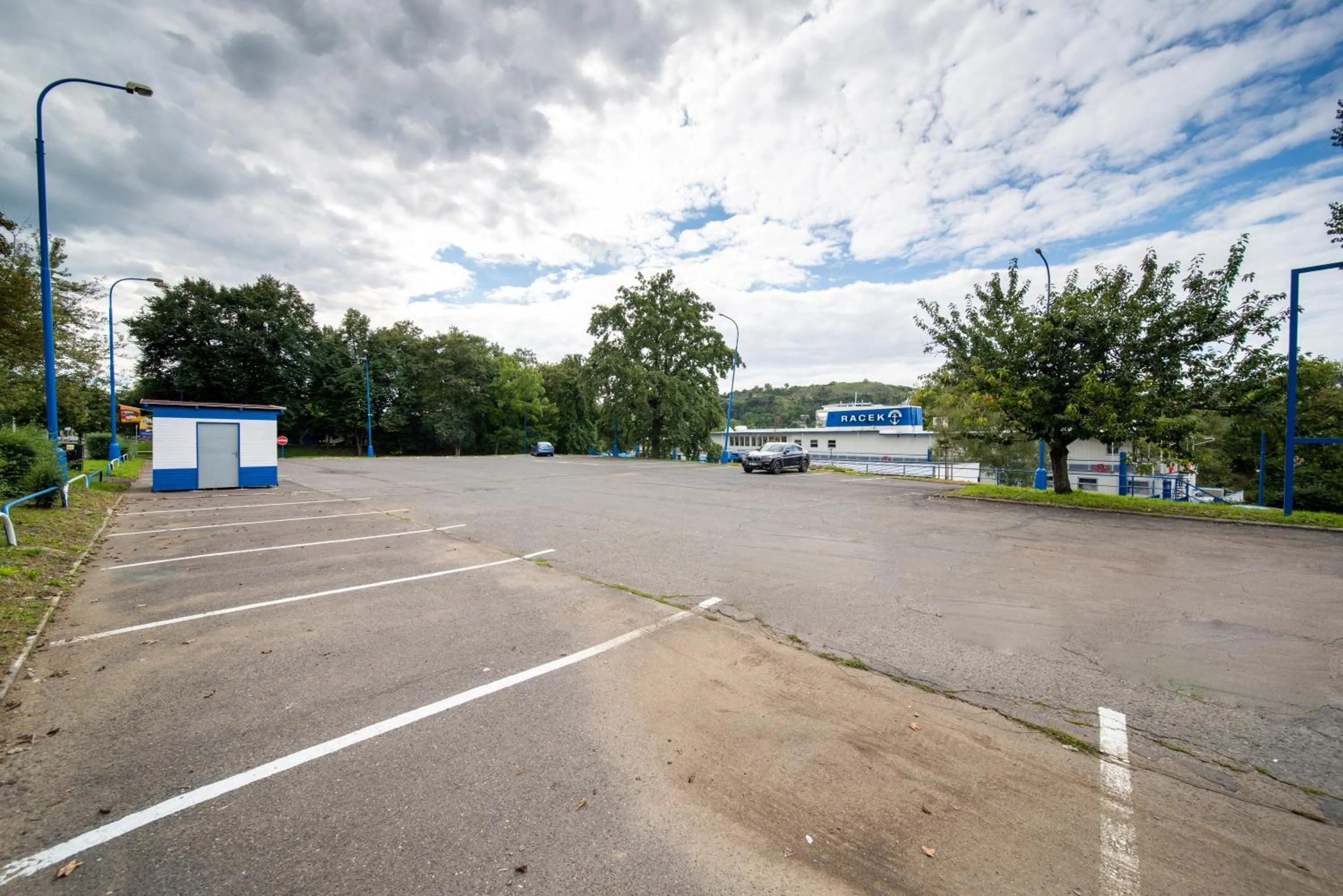 Parking in Botel Racek