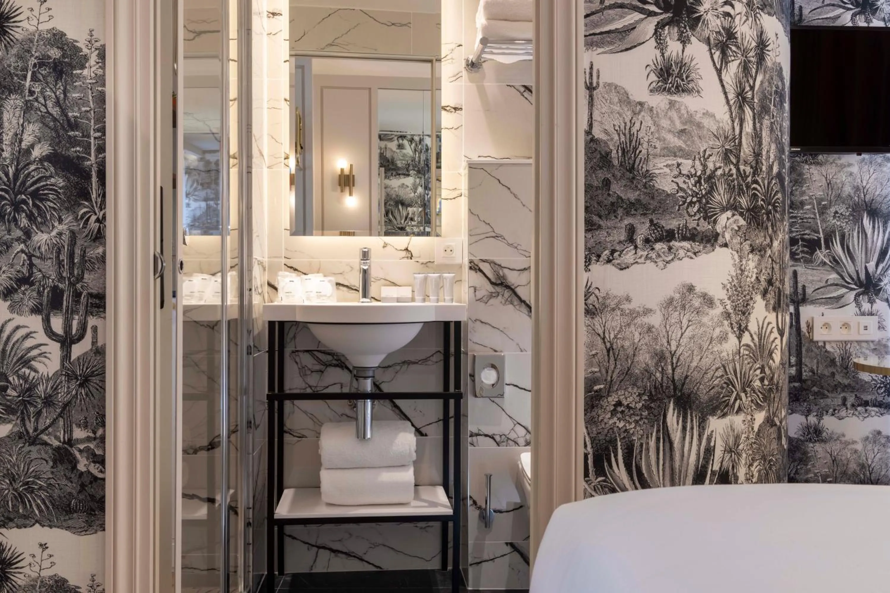 Bathroom, Bed in Hôtel La Canopée