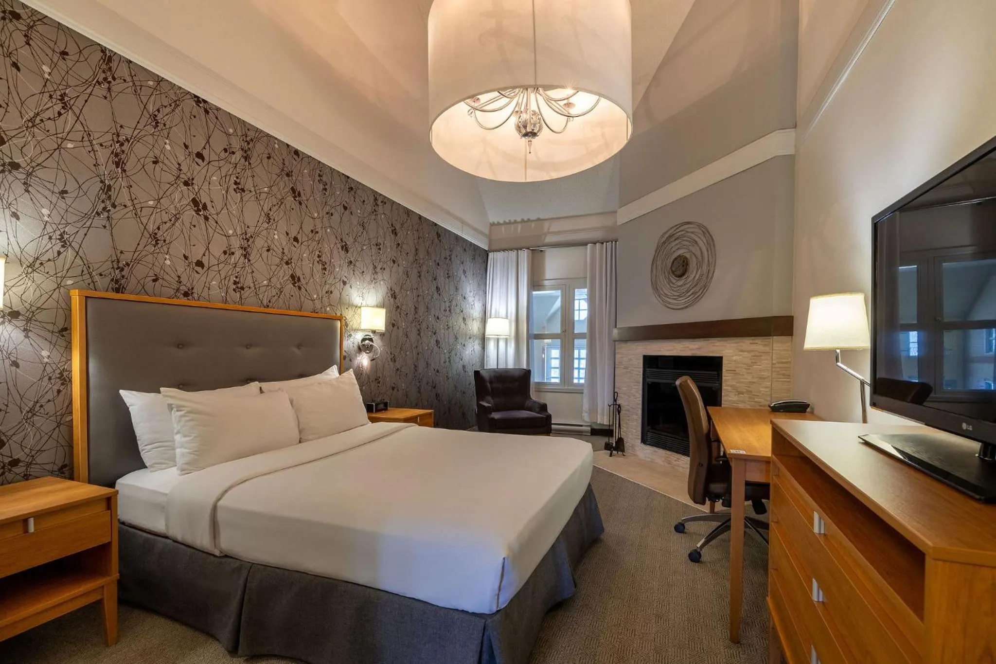 Bedroom, Bed in Hotel Chateau Bromont