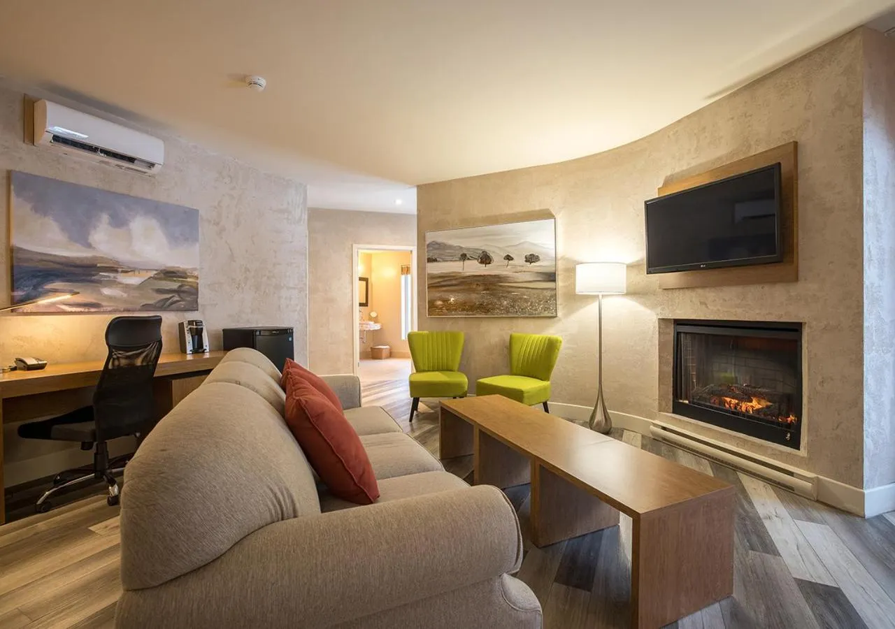 Communal lounge/ TV room in Hotel Chateau Bromont