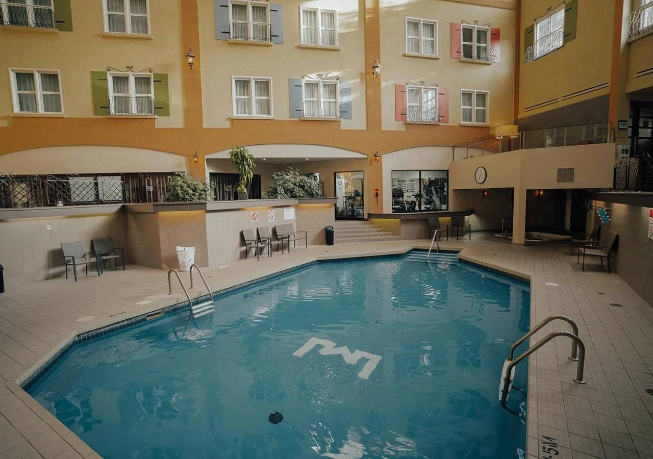 Swimming pool in Hotel Chateau Bromont