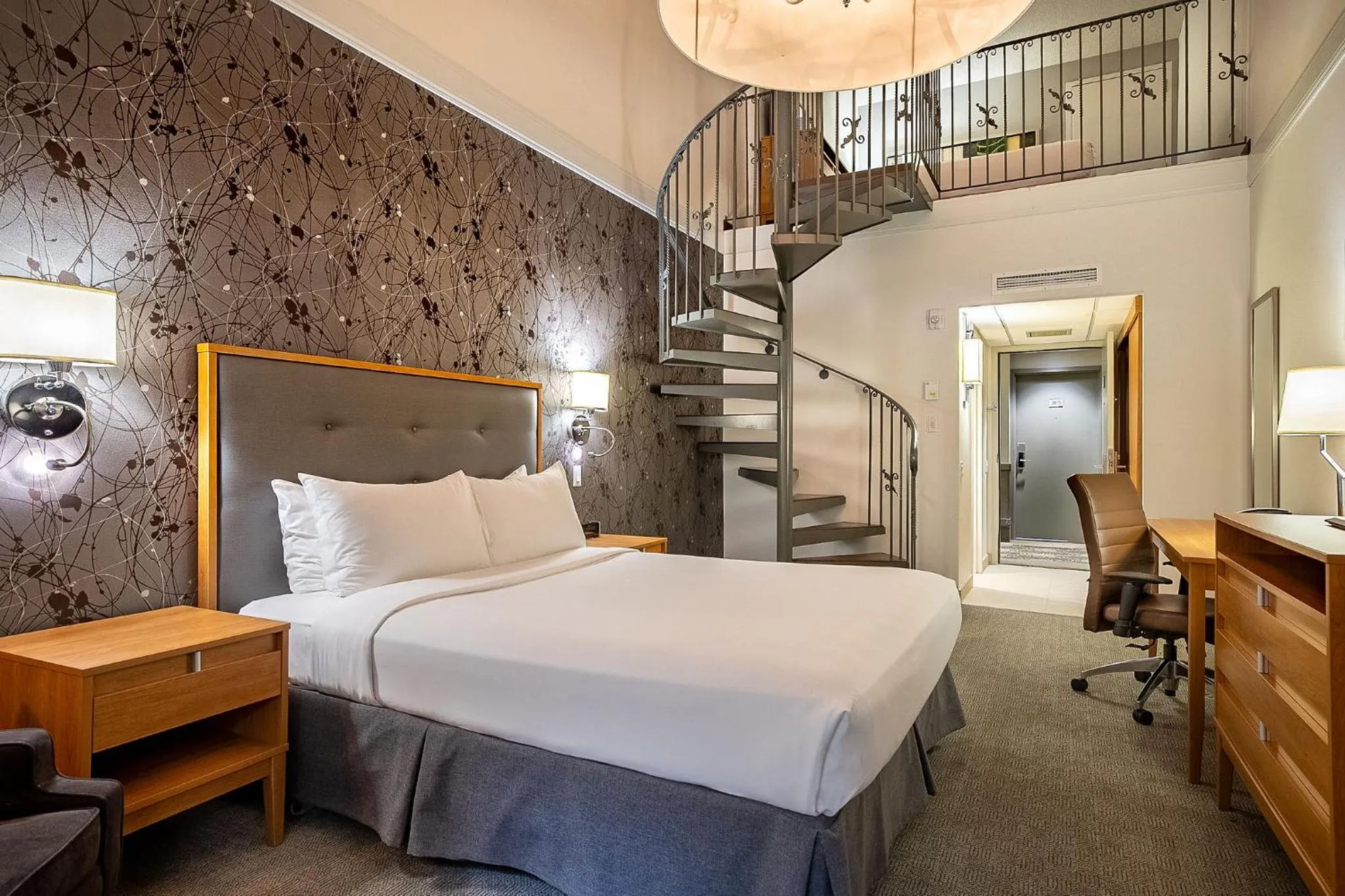 Photo of the whole room, Bed in Hotel Chateau Bromont