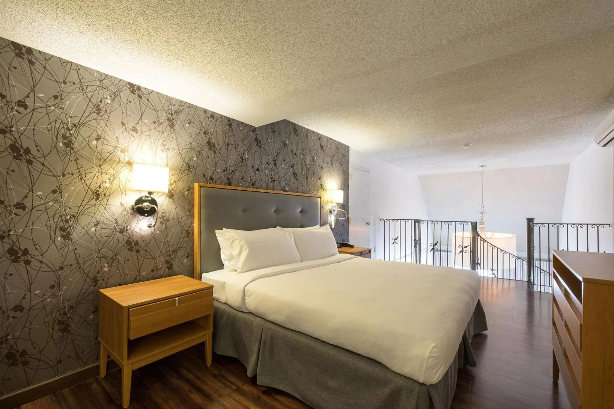 Bedroom, Bed in Hotel Chateau Bromont