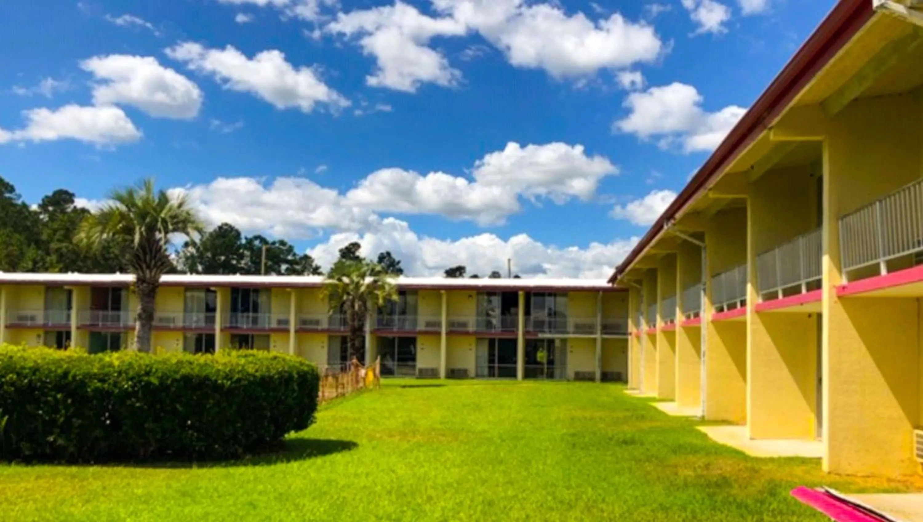 Property building, Garden in Sunset Inn Manning