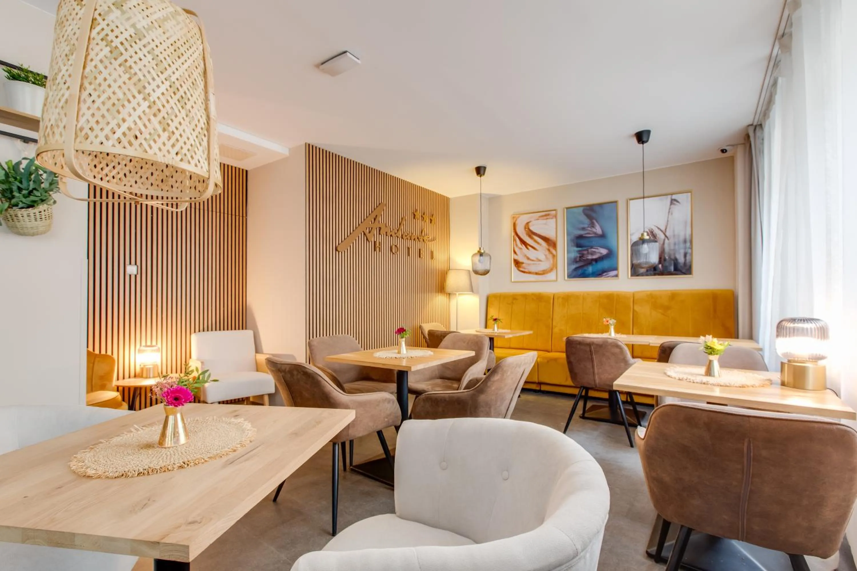 Restaurant/places to eat in Hotel Andante