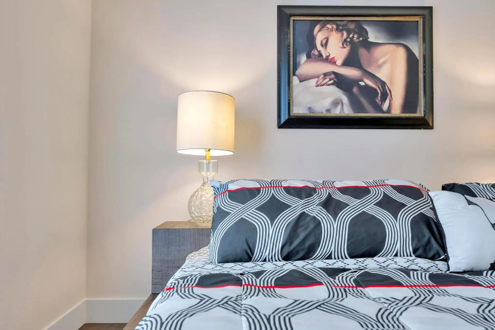 Bed in 1 Luxury Apartment