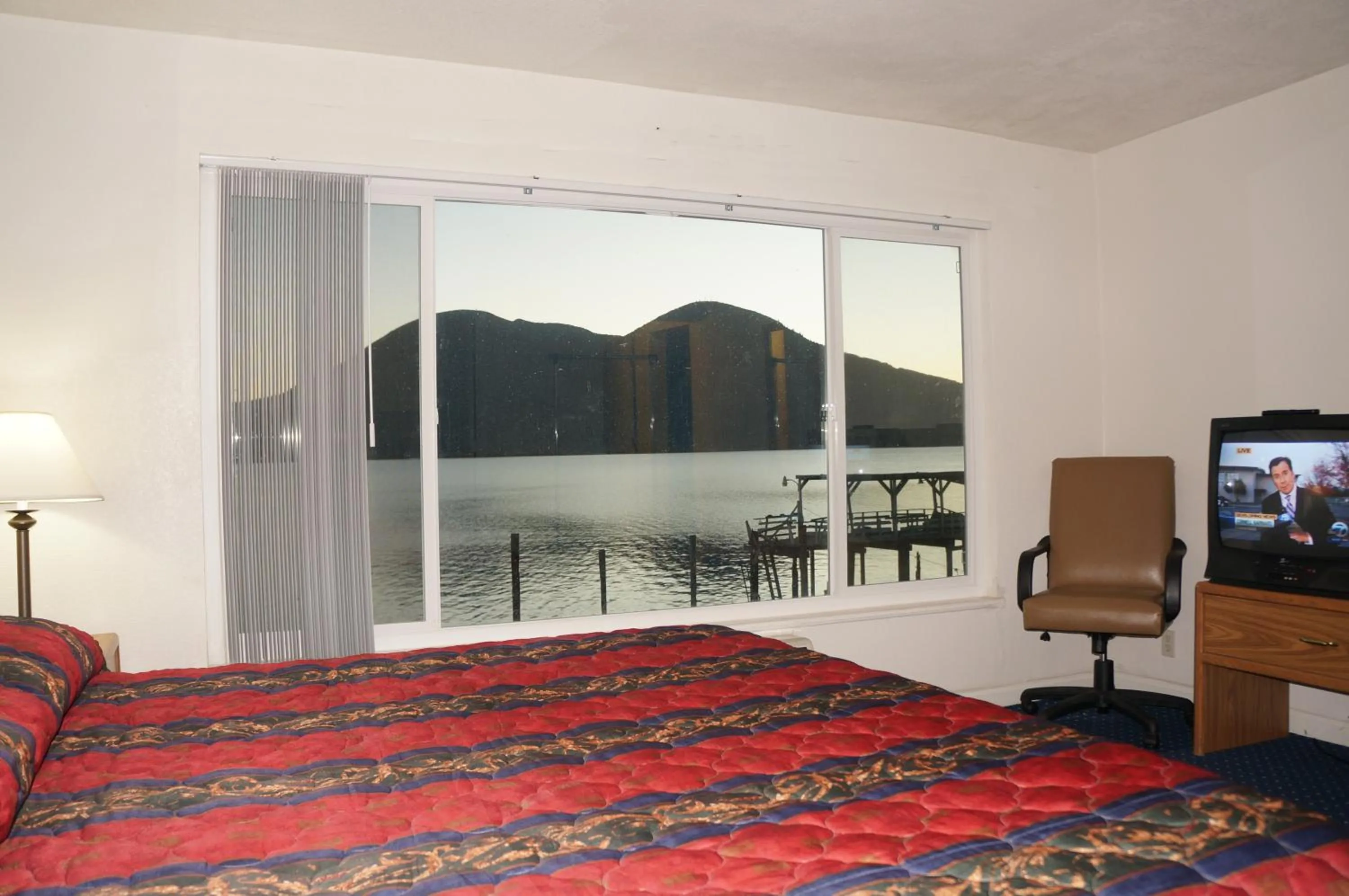 Bed in Lake Marina Inn