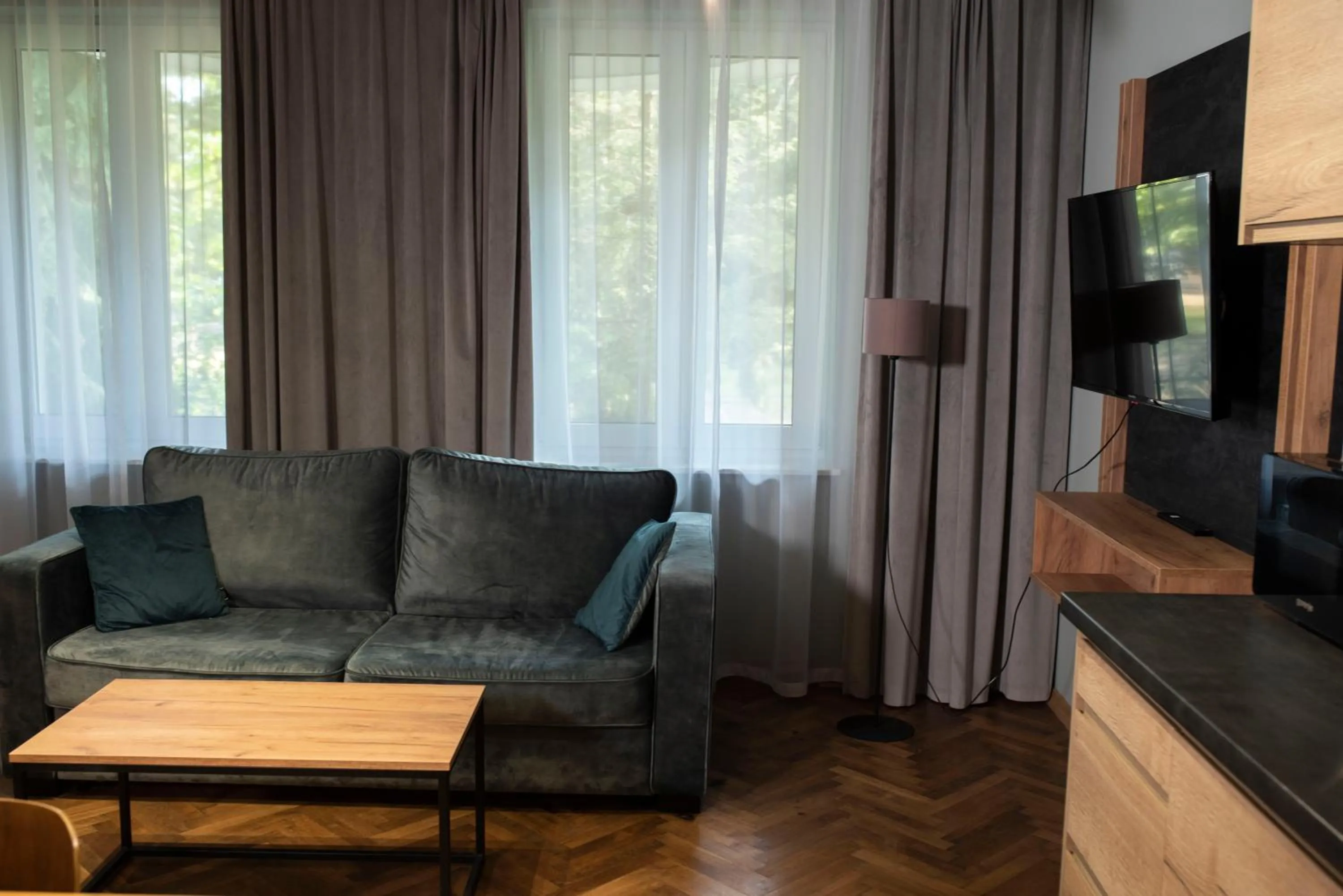 Communal lounge/ TV room in Ohana Space w Juracie