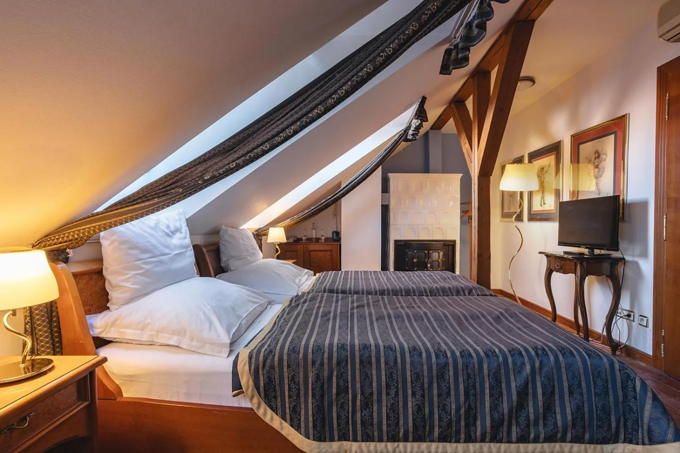 Bedroom, Bed in Royal Ricc