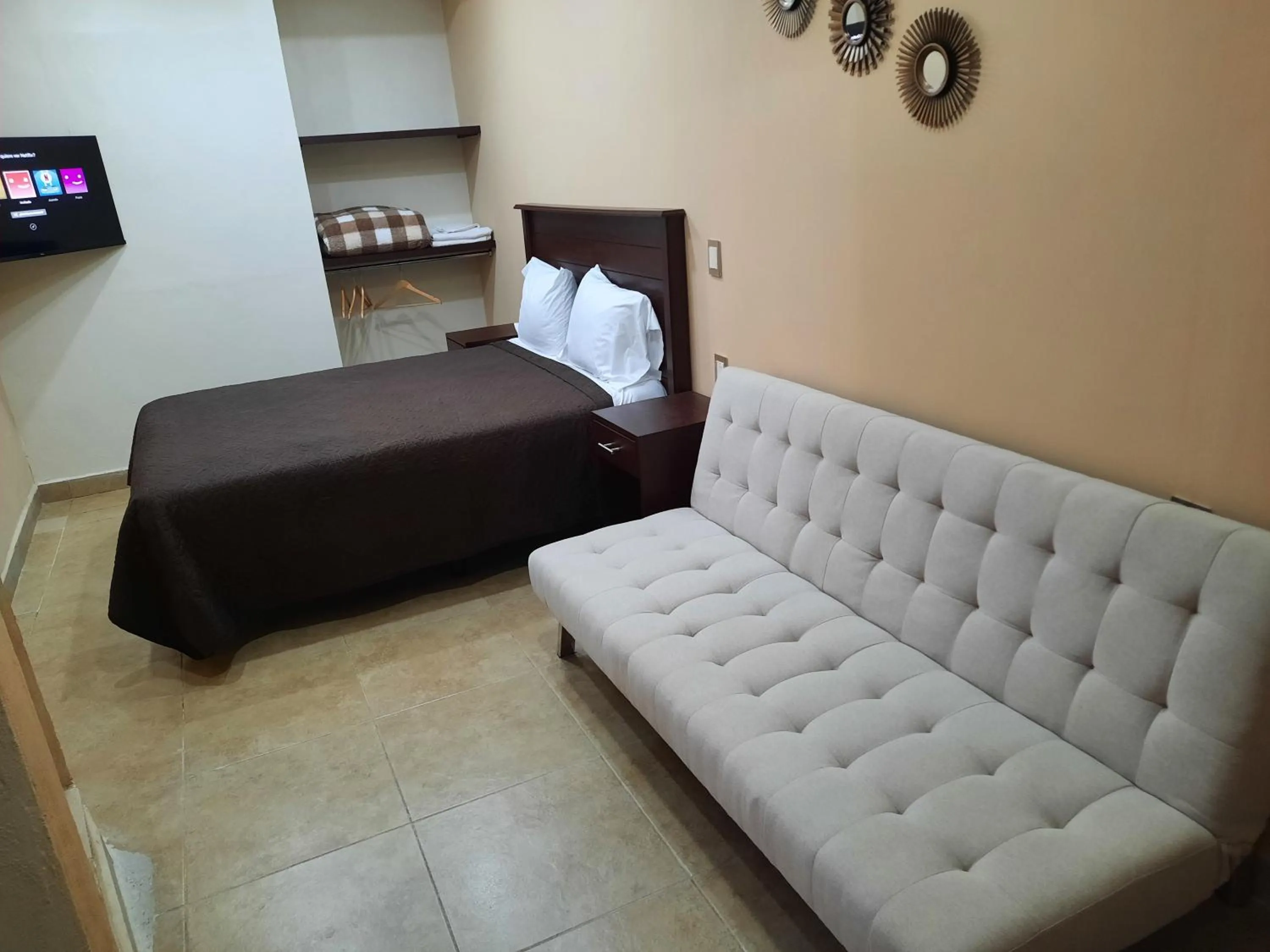 Photo of the whole room, Bed in Suites Del Risco