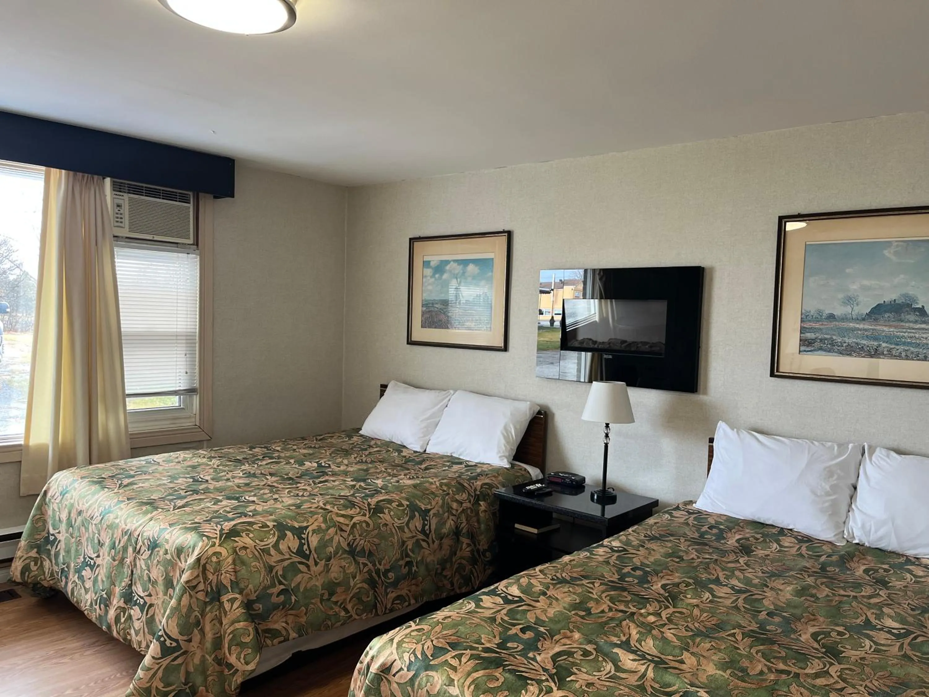 Photo of the whole room, Bed in Old Mill Motel