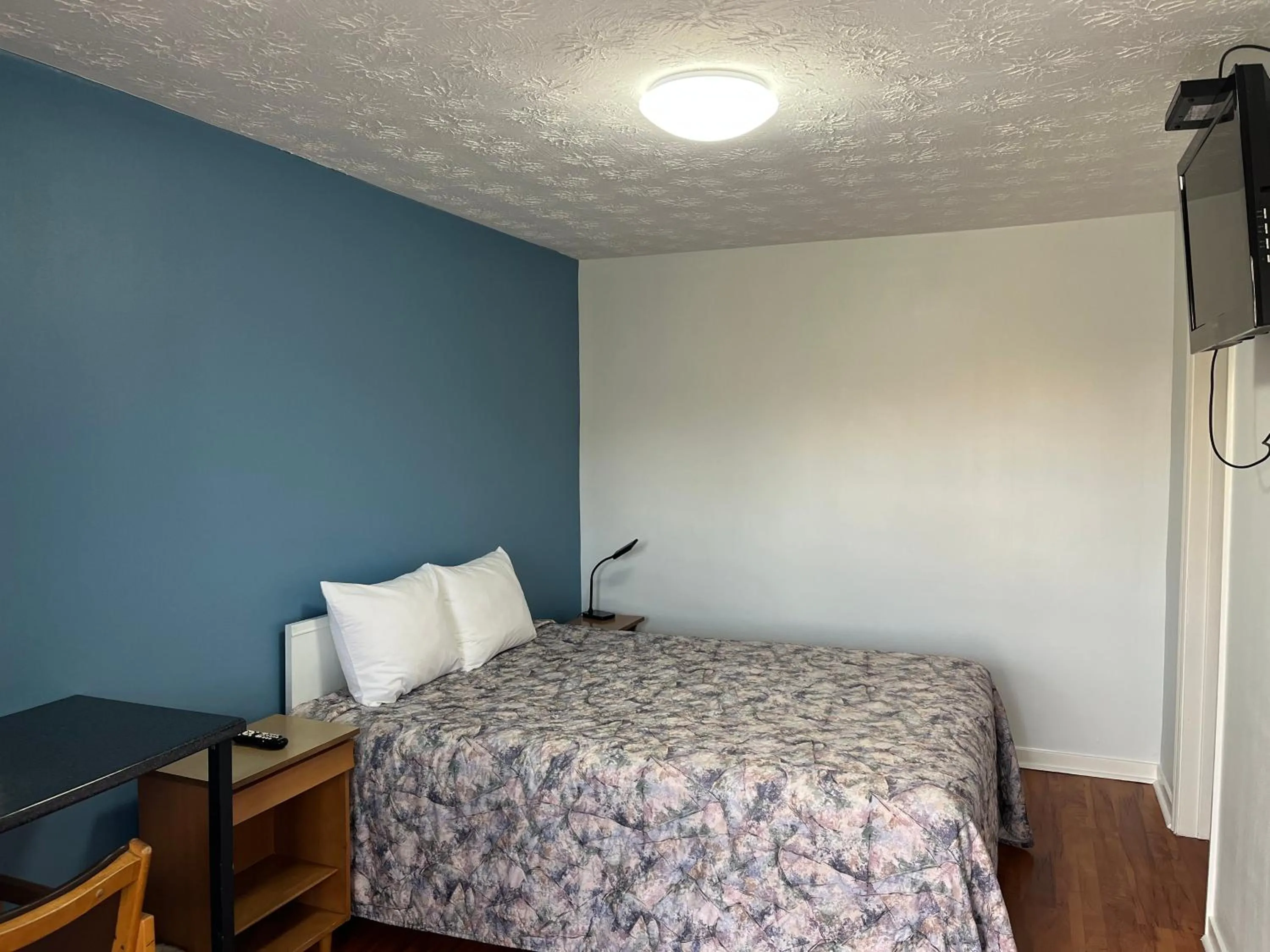 Photo of the whole room, Bed in Old Mill Motel