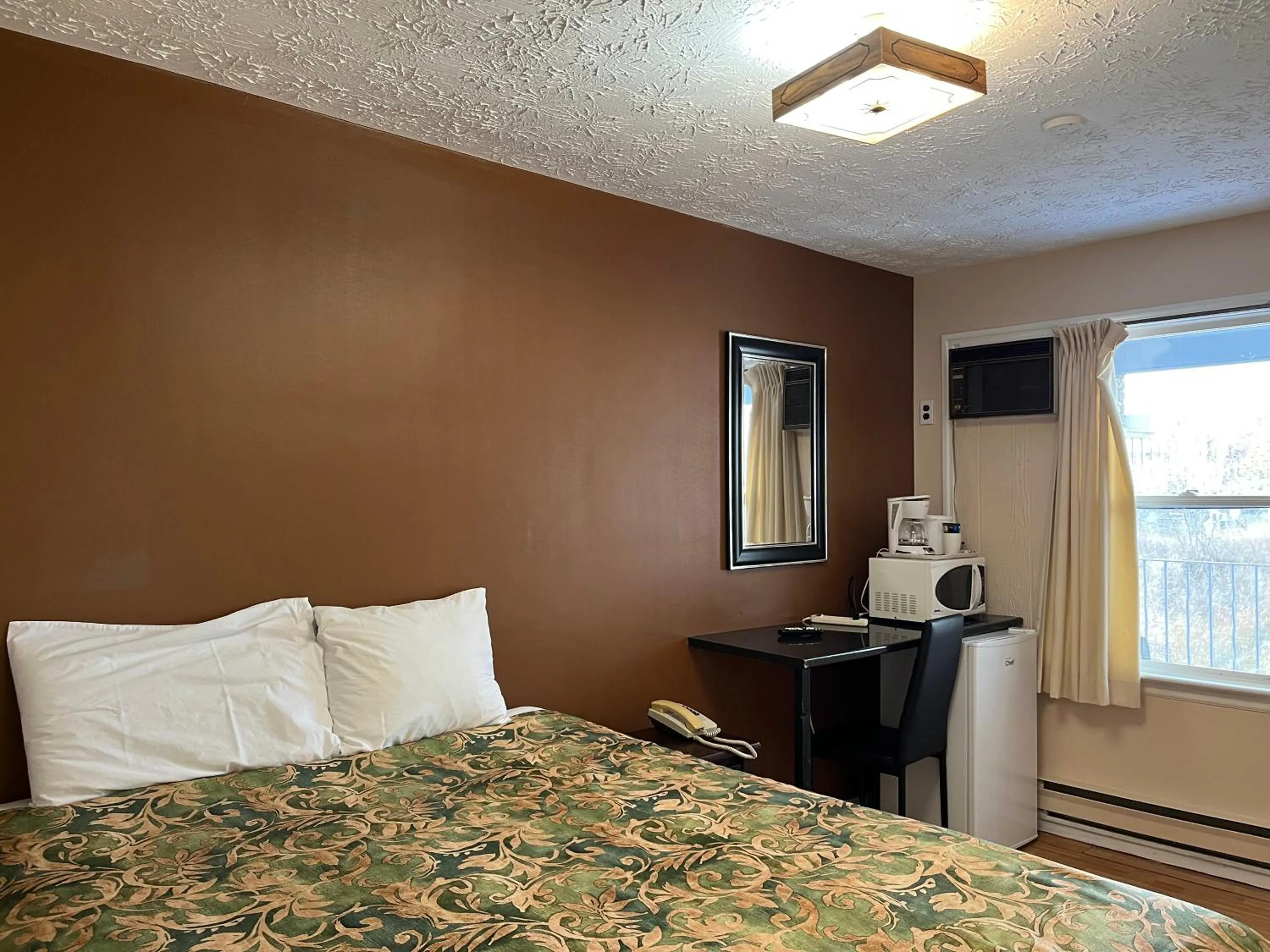 Photo of the whole room, Bed in Old Mill Motel