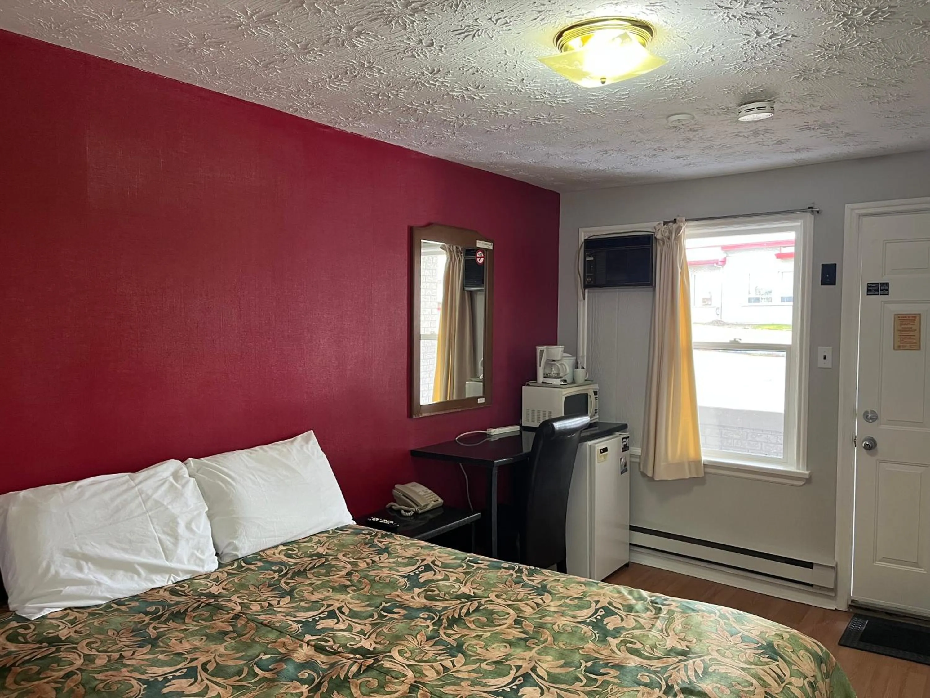 Photo of the whole room, Bed in Old Mill Motel