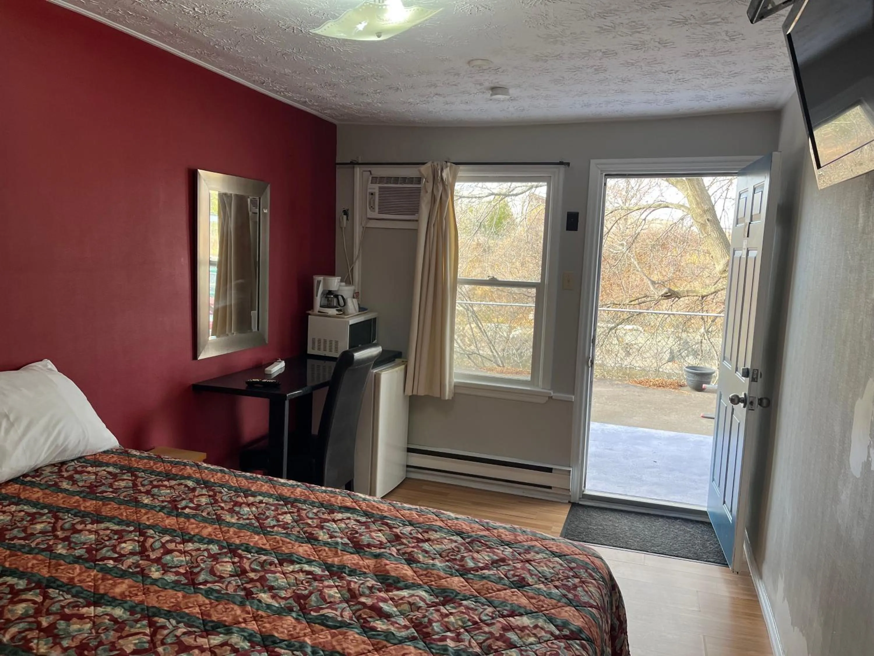 Photo of the whole room, Bed in Old Mill Motel