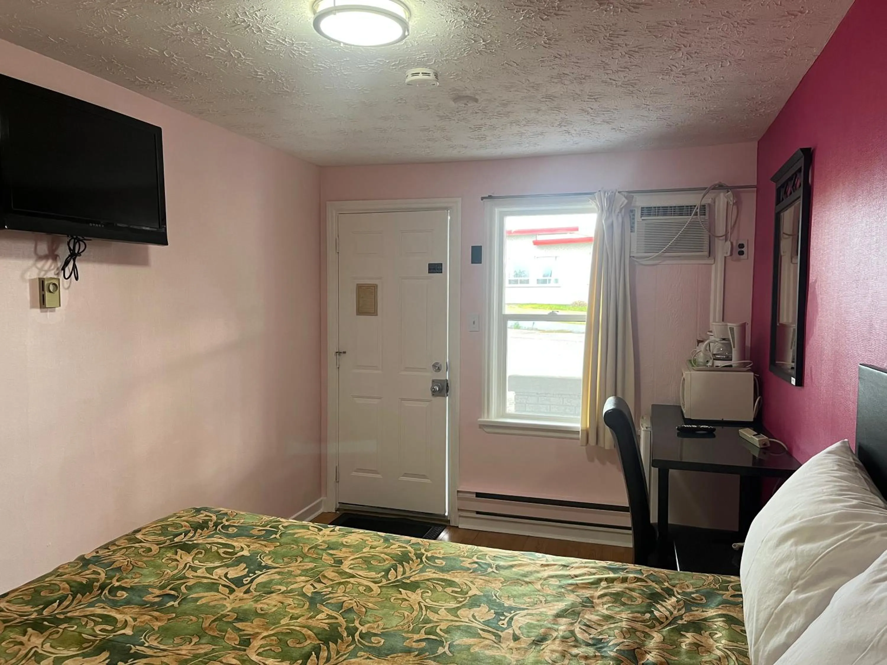 Photo of the whole room, Bed in Old Mill Motel