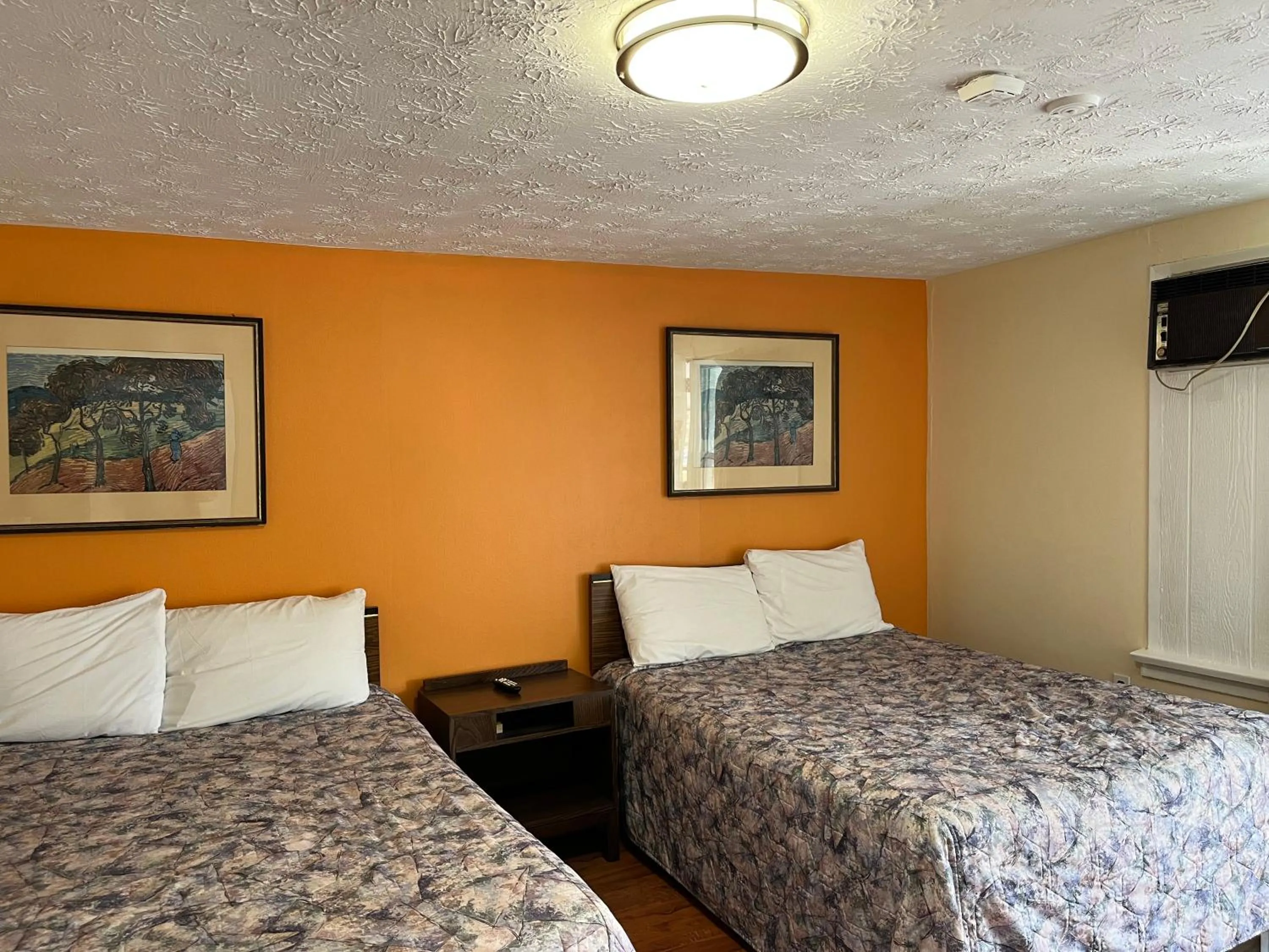 Photo of the whole room, Bed in Old Mill Motel