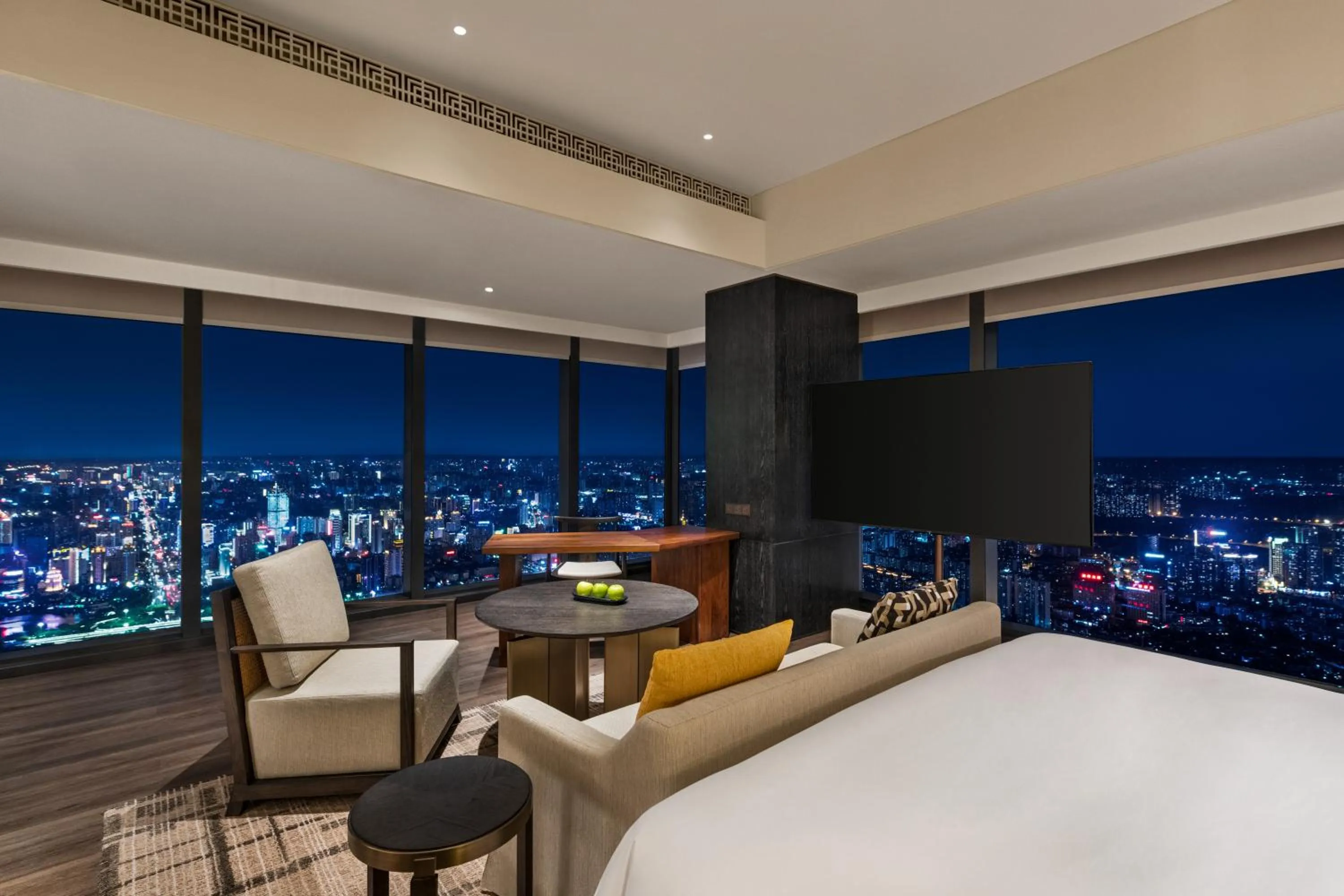 Photo of the whole room, Bed in Shangri-La Nanning - The tallest hotel worldwide in Shangri-La Group