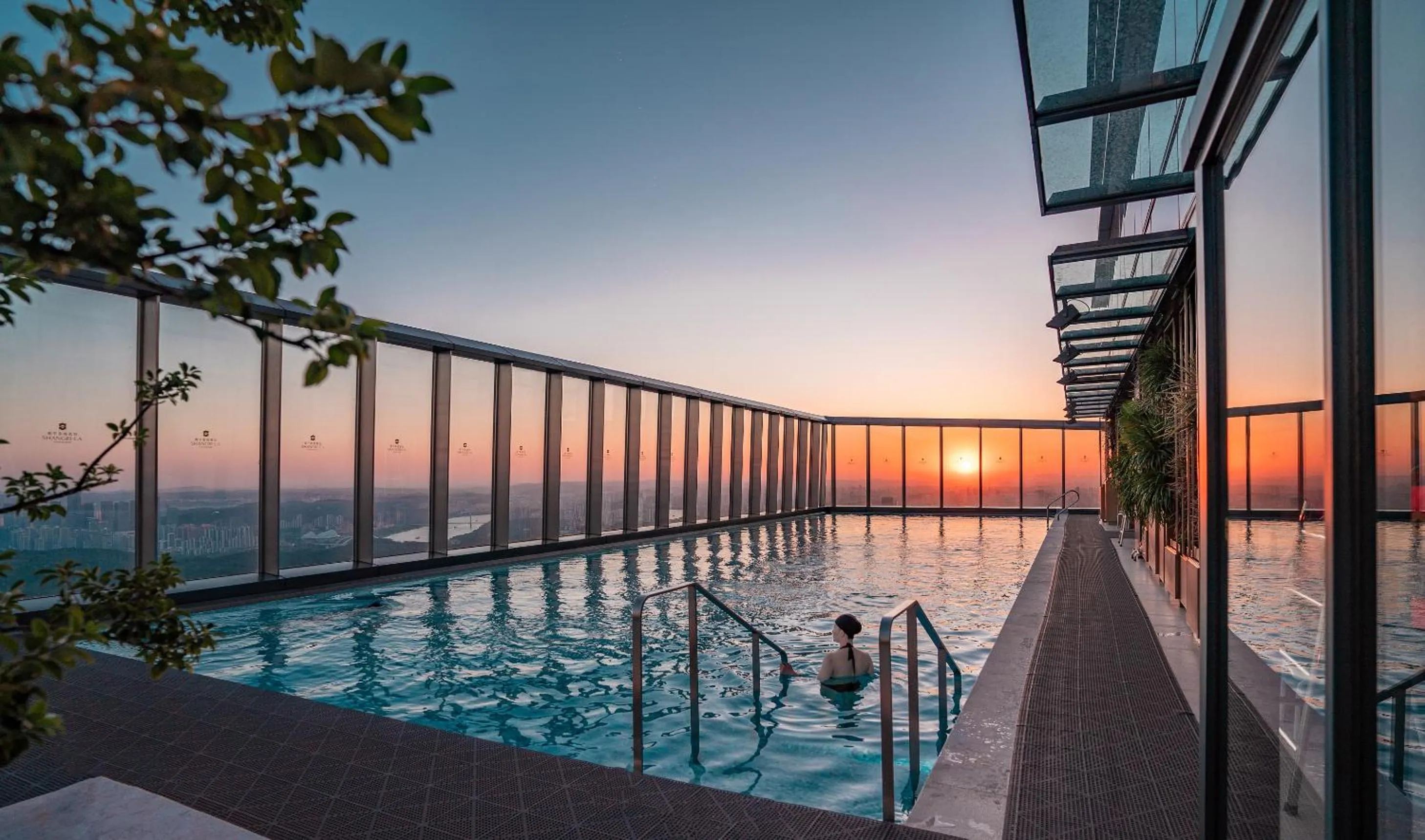 Swimming pool in Shangri-La Nanning - The tallest hotel worldwide in Shangri-La Group