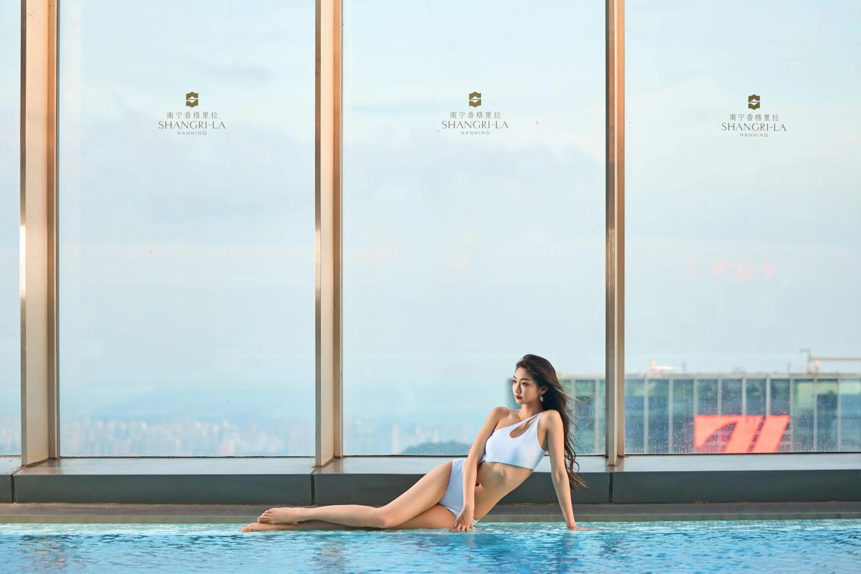 Swimming pool in Shangri-La Nanning - The tallest hotel worldwide in Shangri-La Group