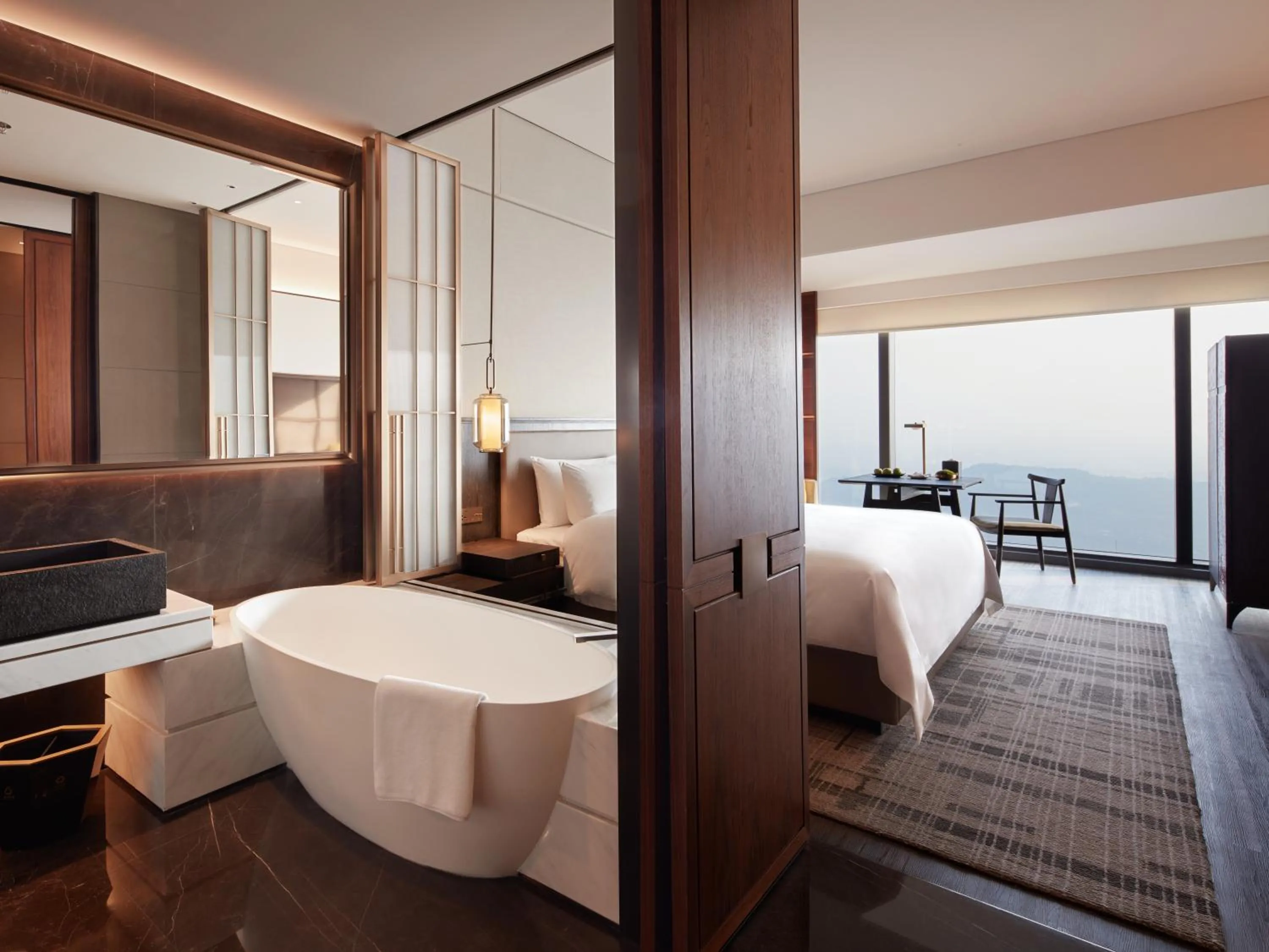 Bathroom, Bed in Shangri-La Nanning - The tallest hotel worldwide in Shangri-La Group