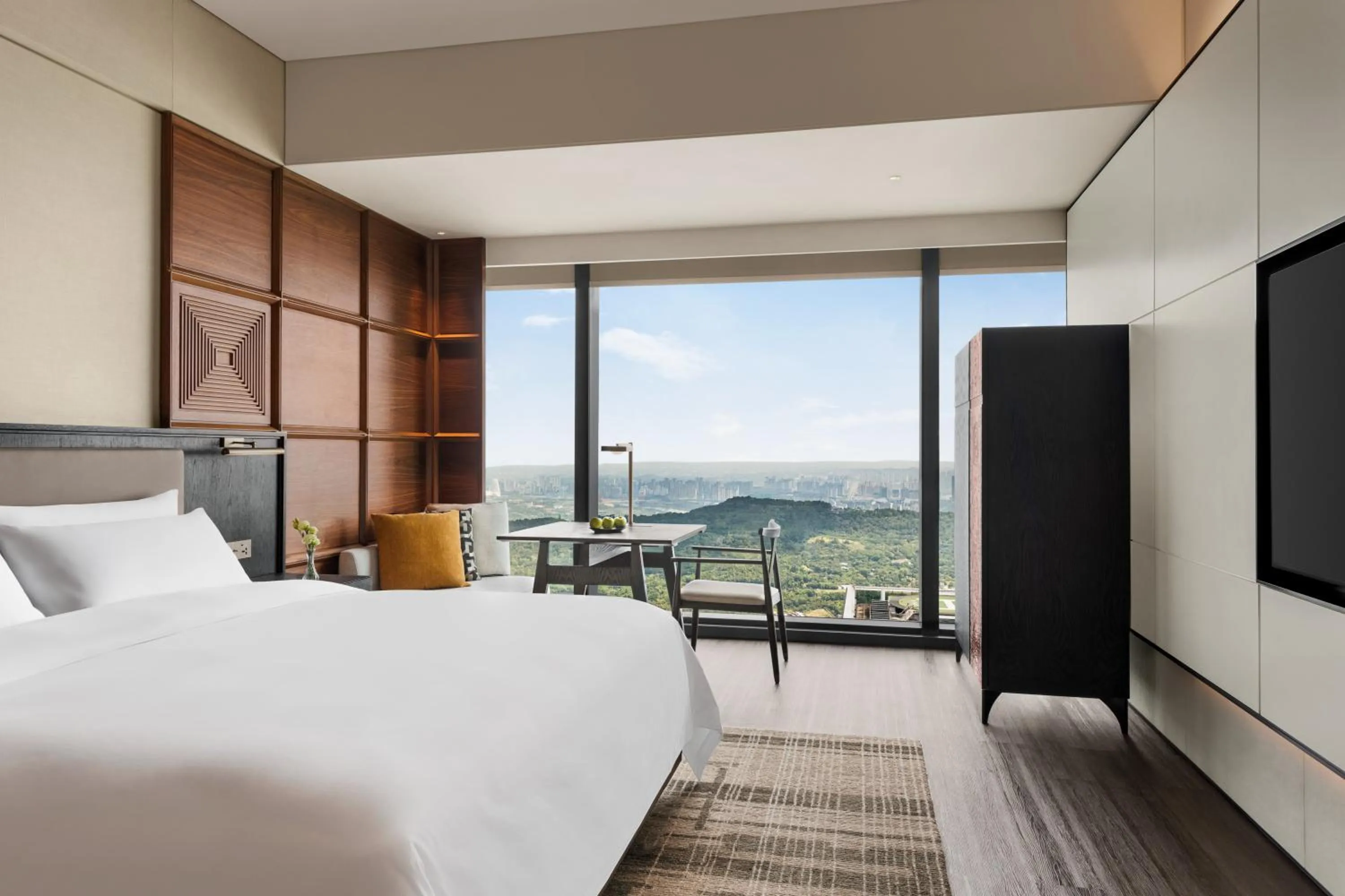 Photo of the whole room, Bed in Shangri-La Nanning - The tallest hotel worldwide in Shangri-La Group