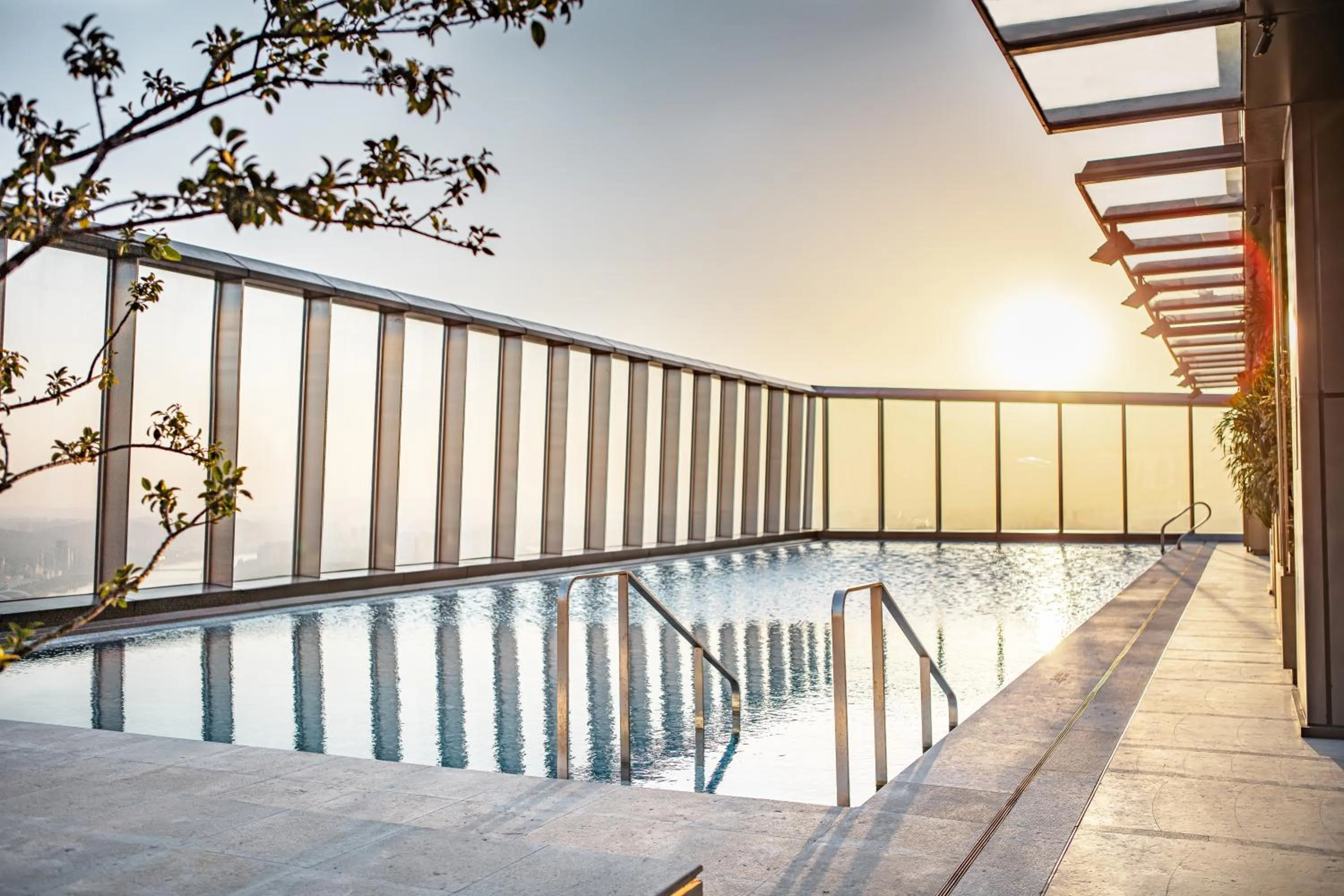 Swimming pool in Shangri-La Nanning - The tallest hotel worldwide in Shangri-La Group
