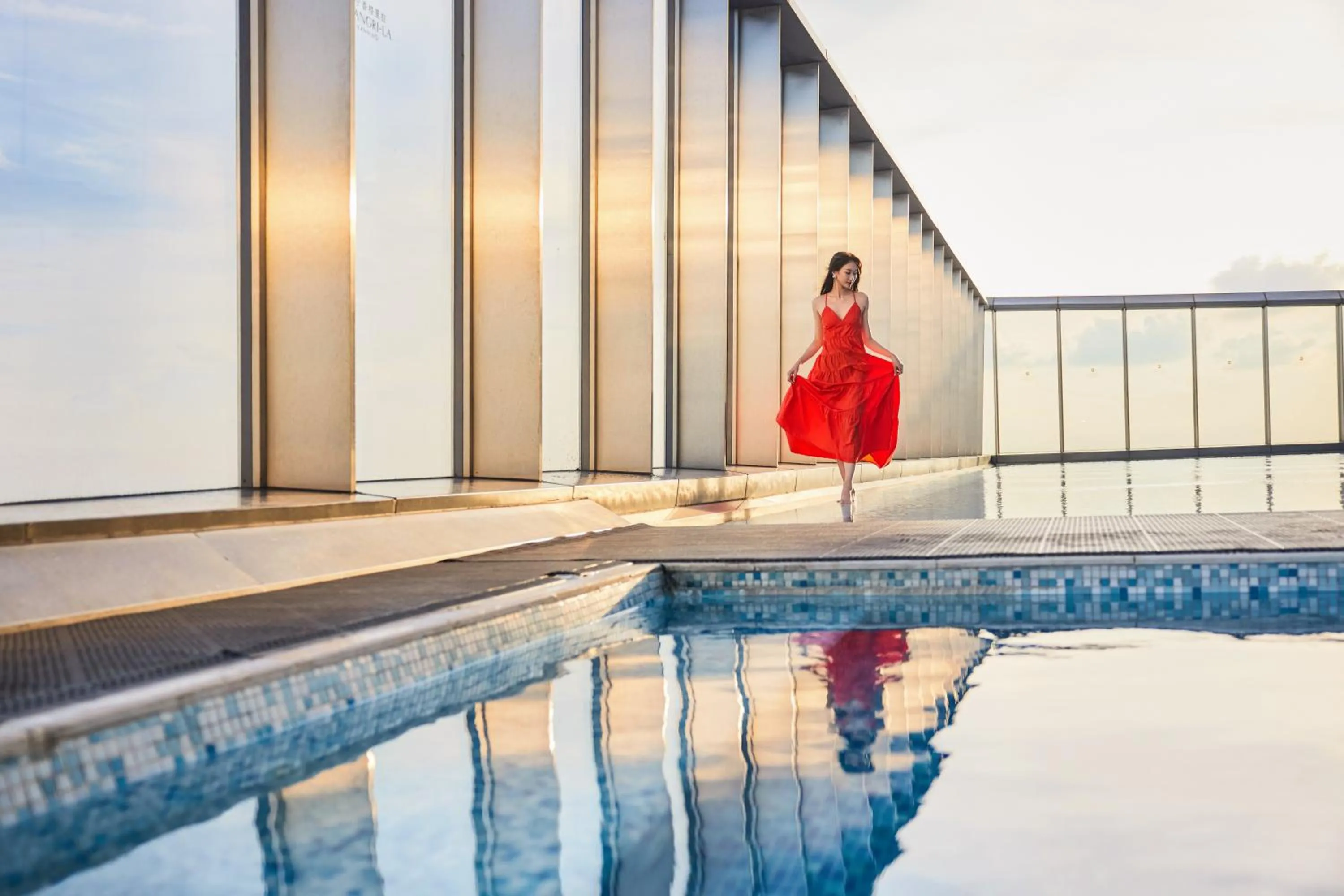 Swimming pool in Shangri-La Nanning - The tallest hotel worldwide in Shangri-La Group