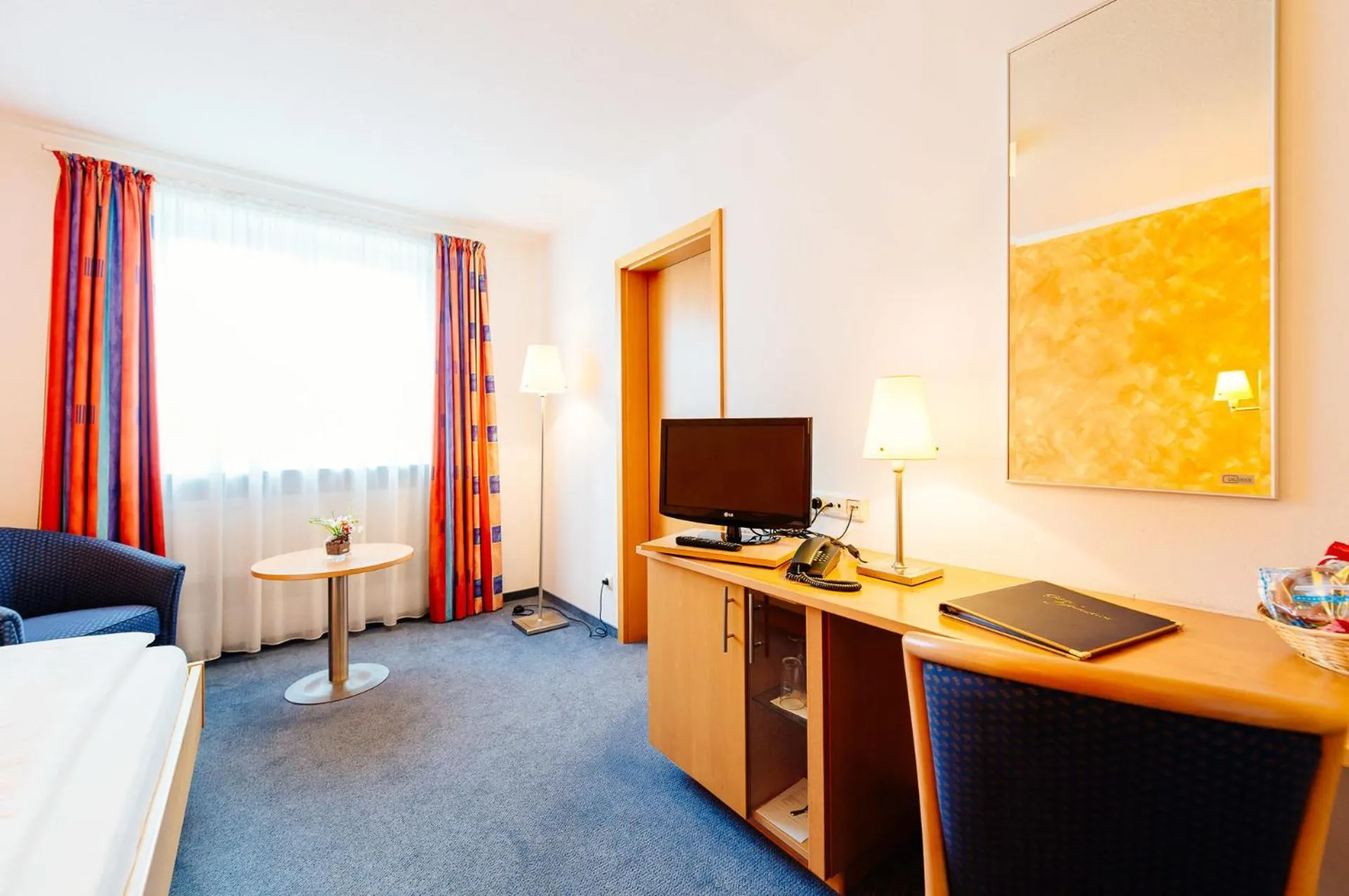 Communal lounge/ TV room, Bed in Hotel Graf Lehndorff zur Messe
